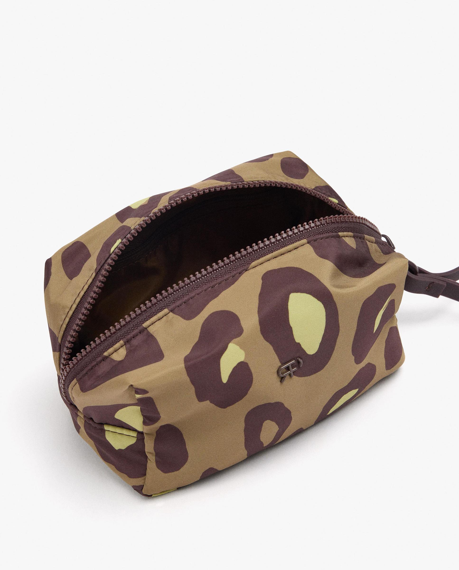 Neceser grande con cierre de cremallera y estampado animal print - Parfois - Kaki Kaki-4
