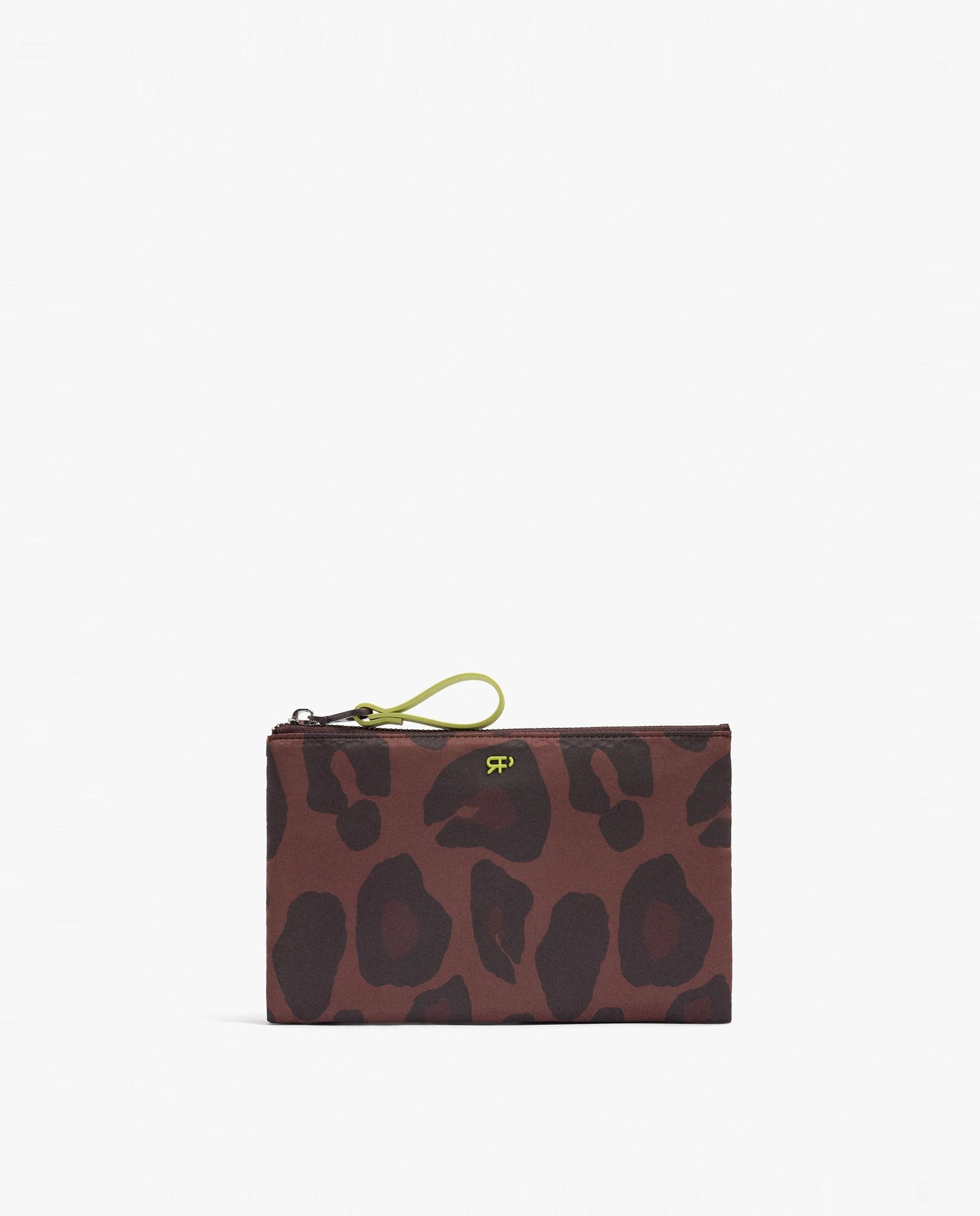 Imagen 0 de Neceser fino con cierre de cremallera y estampado animal print Burdeos