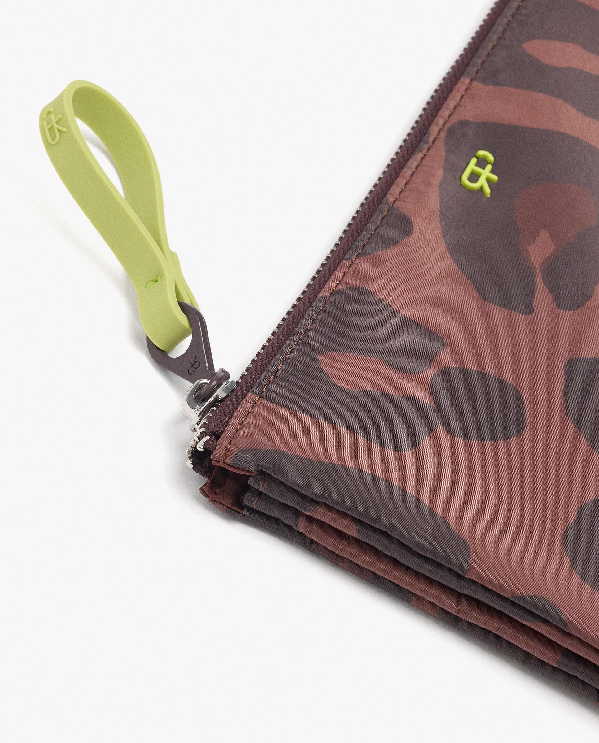 Neceser fino con cierre de cremallera y estampado animal print - Parfois - Burdeos Burdeos-3