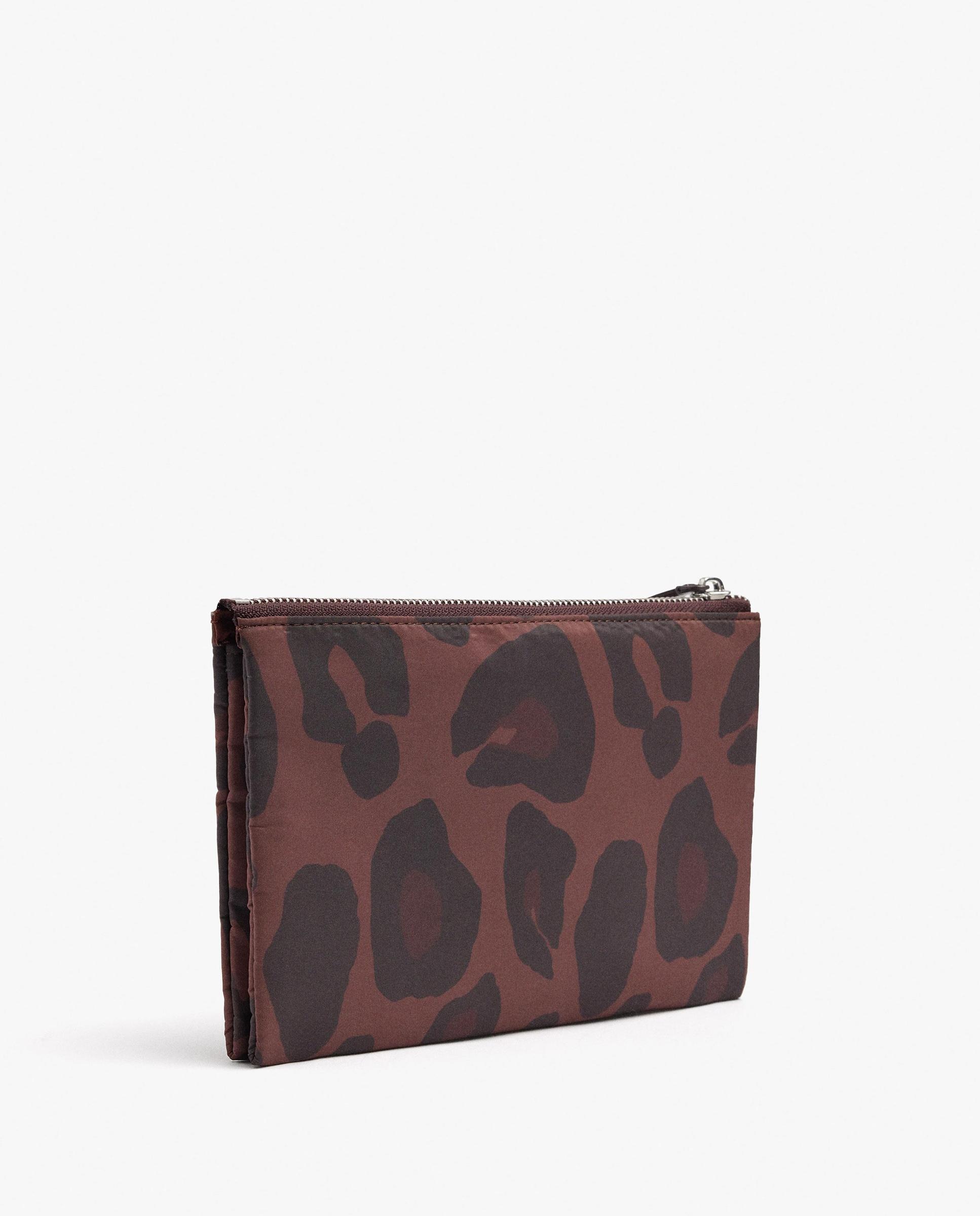 Neceser fino con cierre de cremallera y estampado animal print - Parfois - Burdeos Burdeos-2