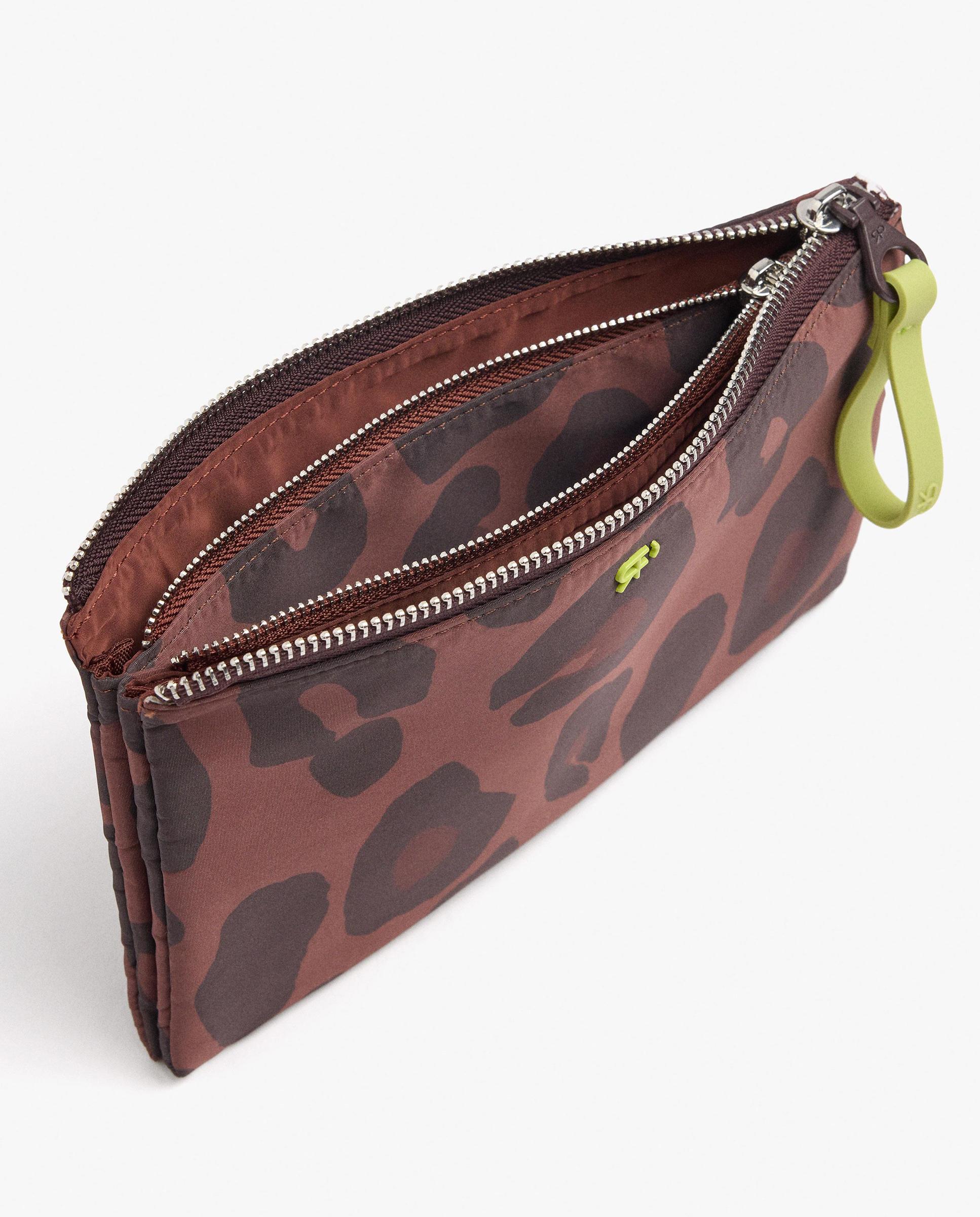 Neceser fino con cierre de cremallera y estampado animal print - Parfois - Burdeos Burdeos-4
