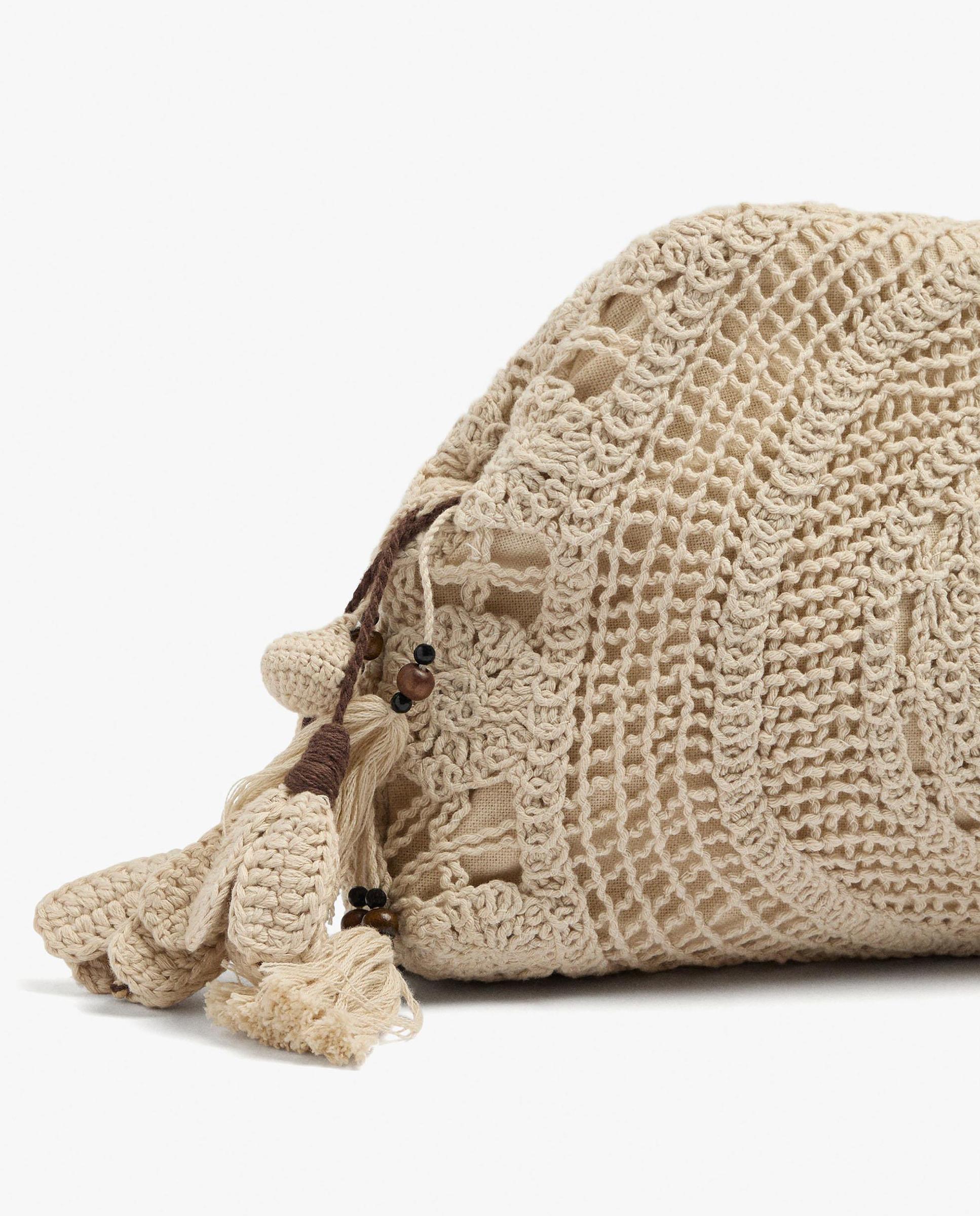 Bolso de mano 100% algodón de crochet con cierre de cremallera y borlas decorativas - Parfois - Crudo Crudo-3
