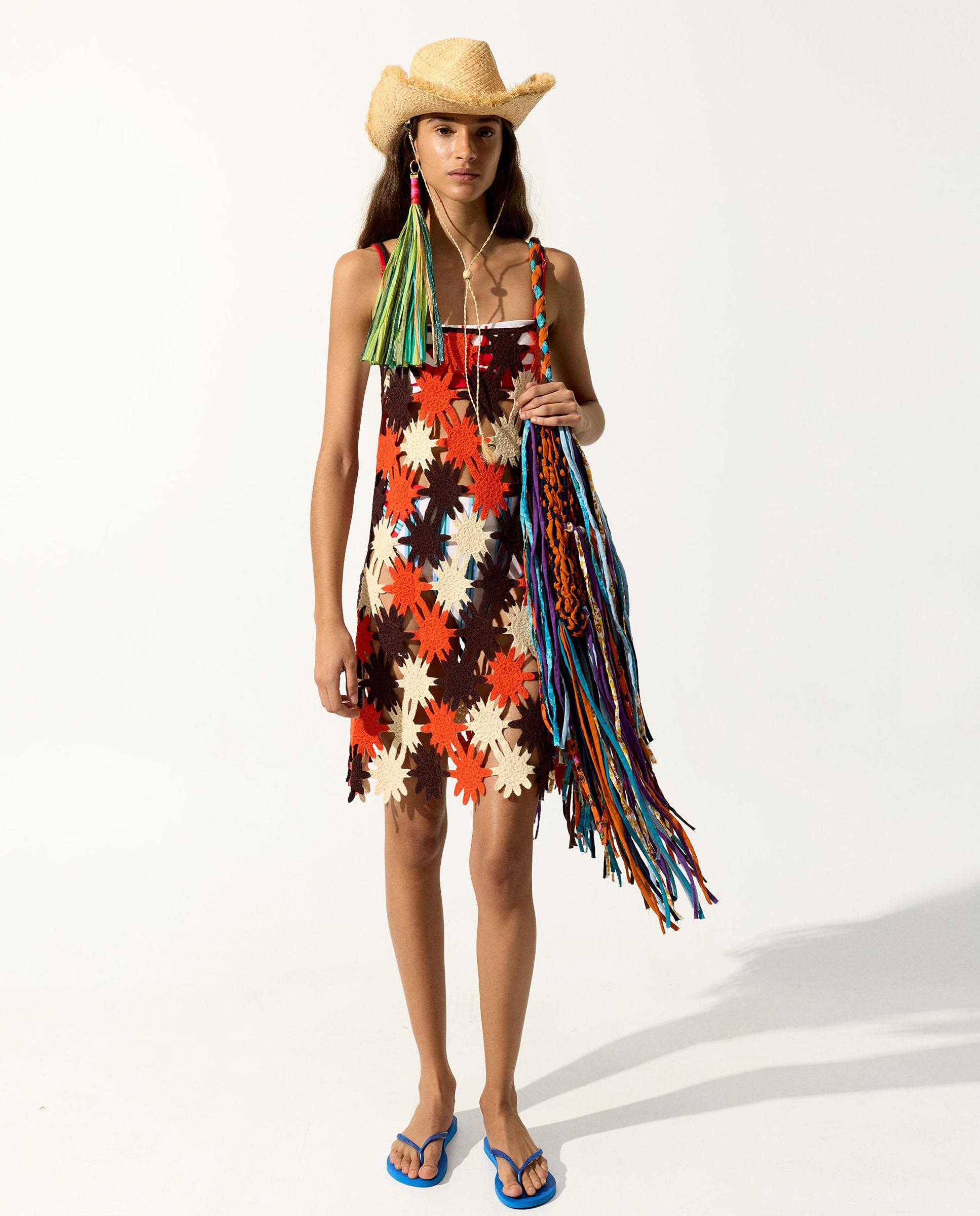Parfois - Vestido corto de punto abierto con soles decorativos.