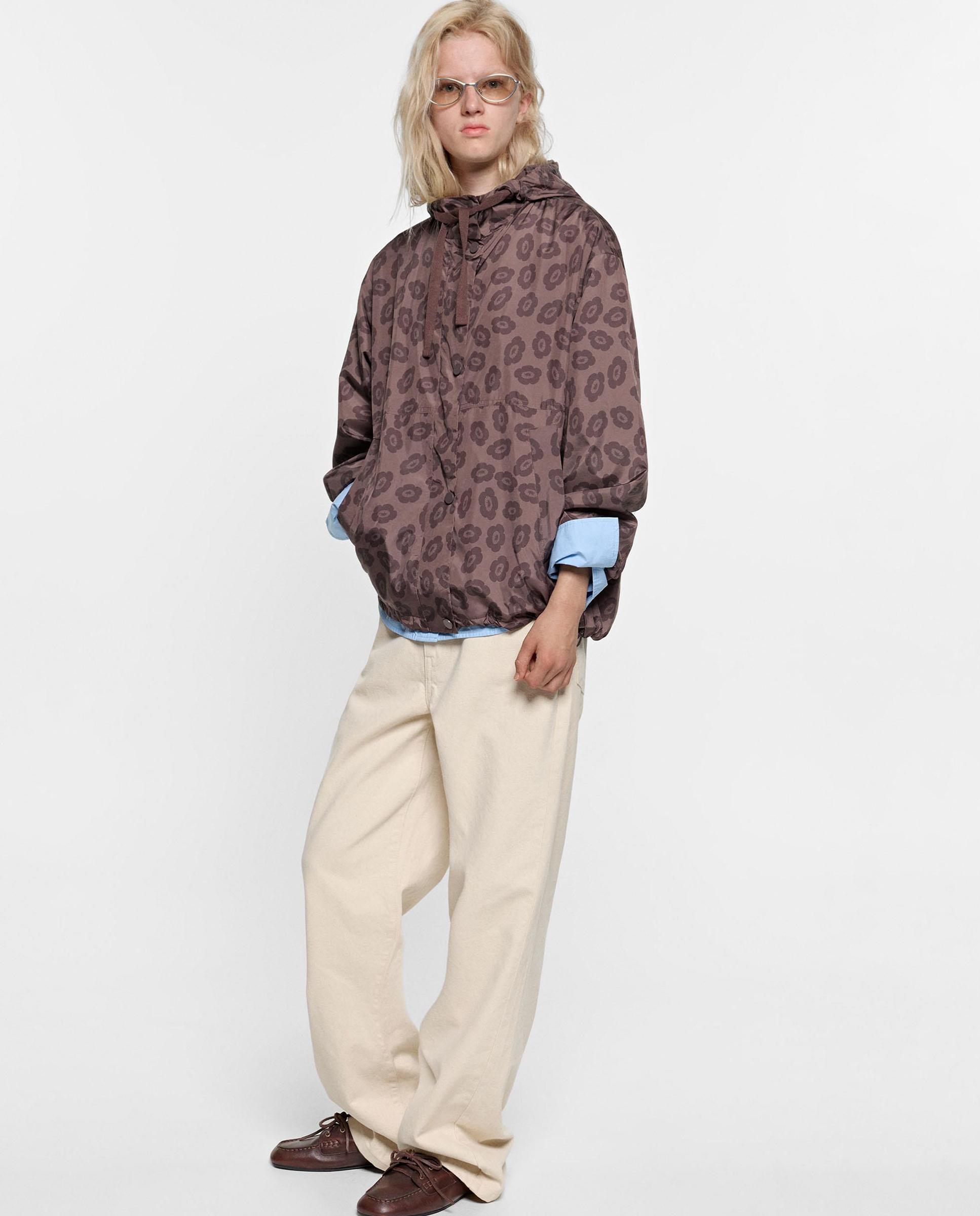 Chaqueta de mujer con capucha ajustable con estampado floral - Parfois - Marrón oscuro Marrón oscuro-2