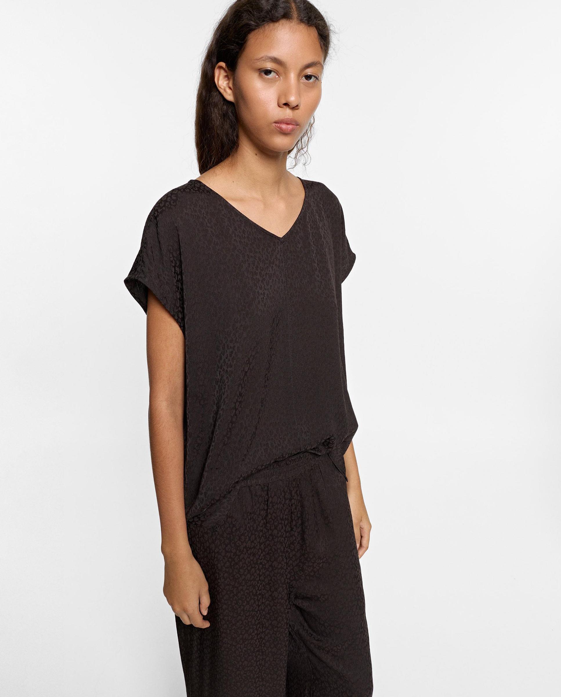 Imagen 0 de Blusa de mujer 100% viscosa de manga corta con estampado animal print Marrón oscuro