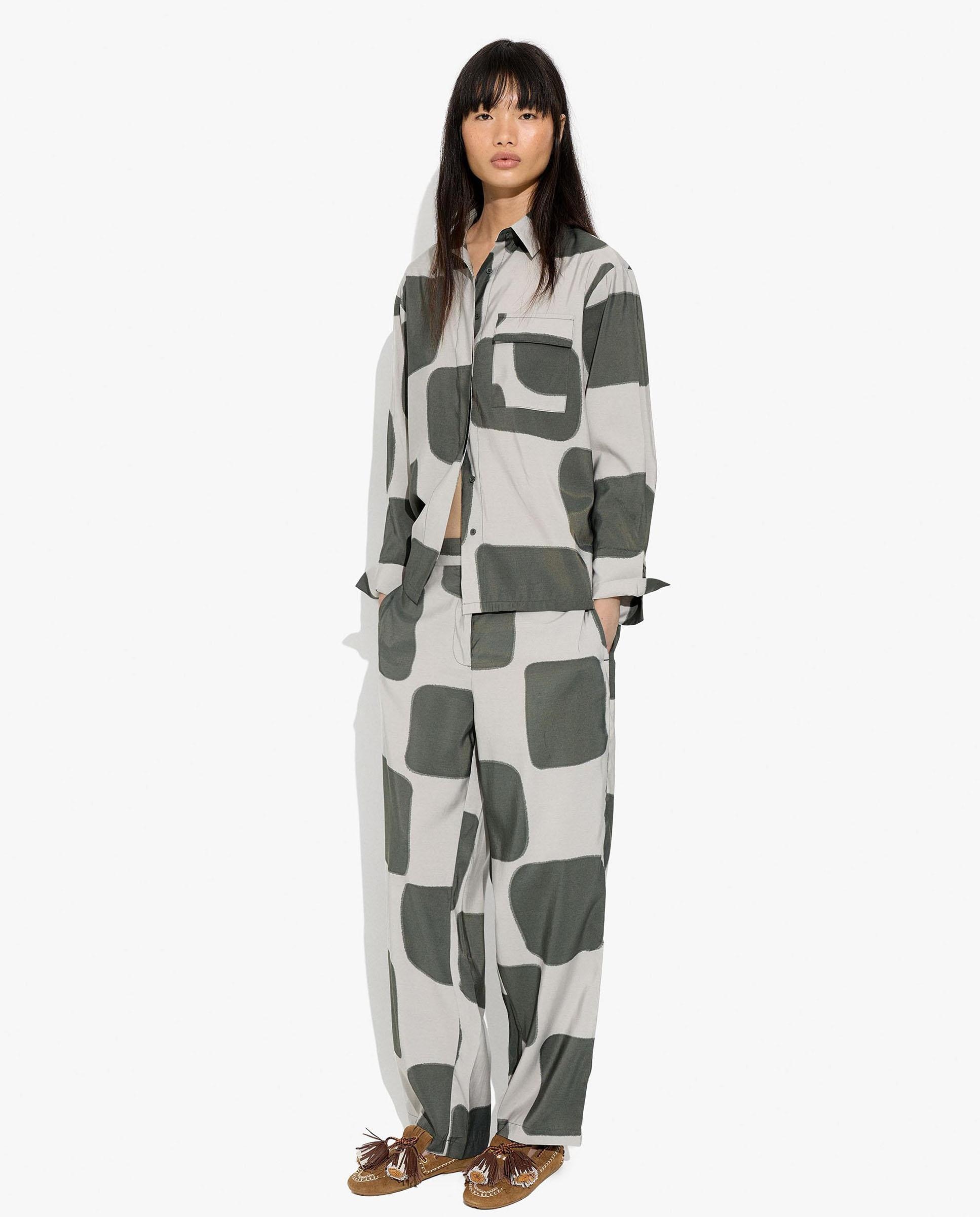 Pantalones rectos de mujer con cierre de botón y estampados - Parfois - Gris Gris-3