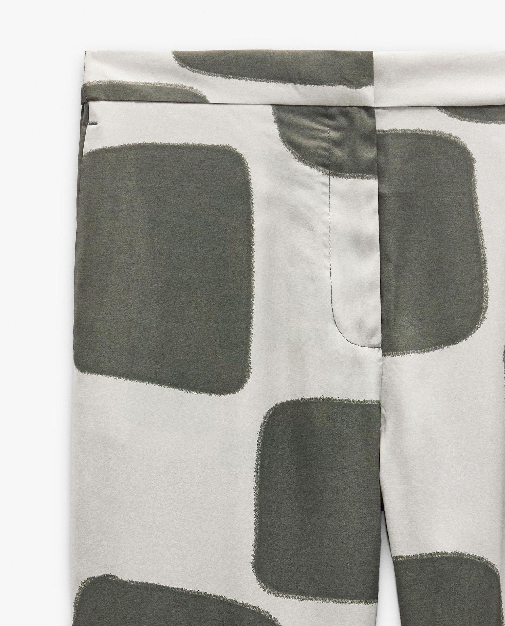 Pantalones rectos de mujer con cierre de botón y estampados - Parfois - Gris Gris-6