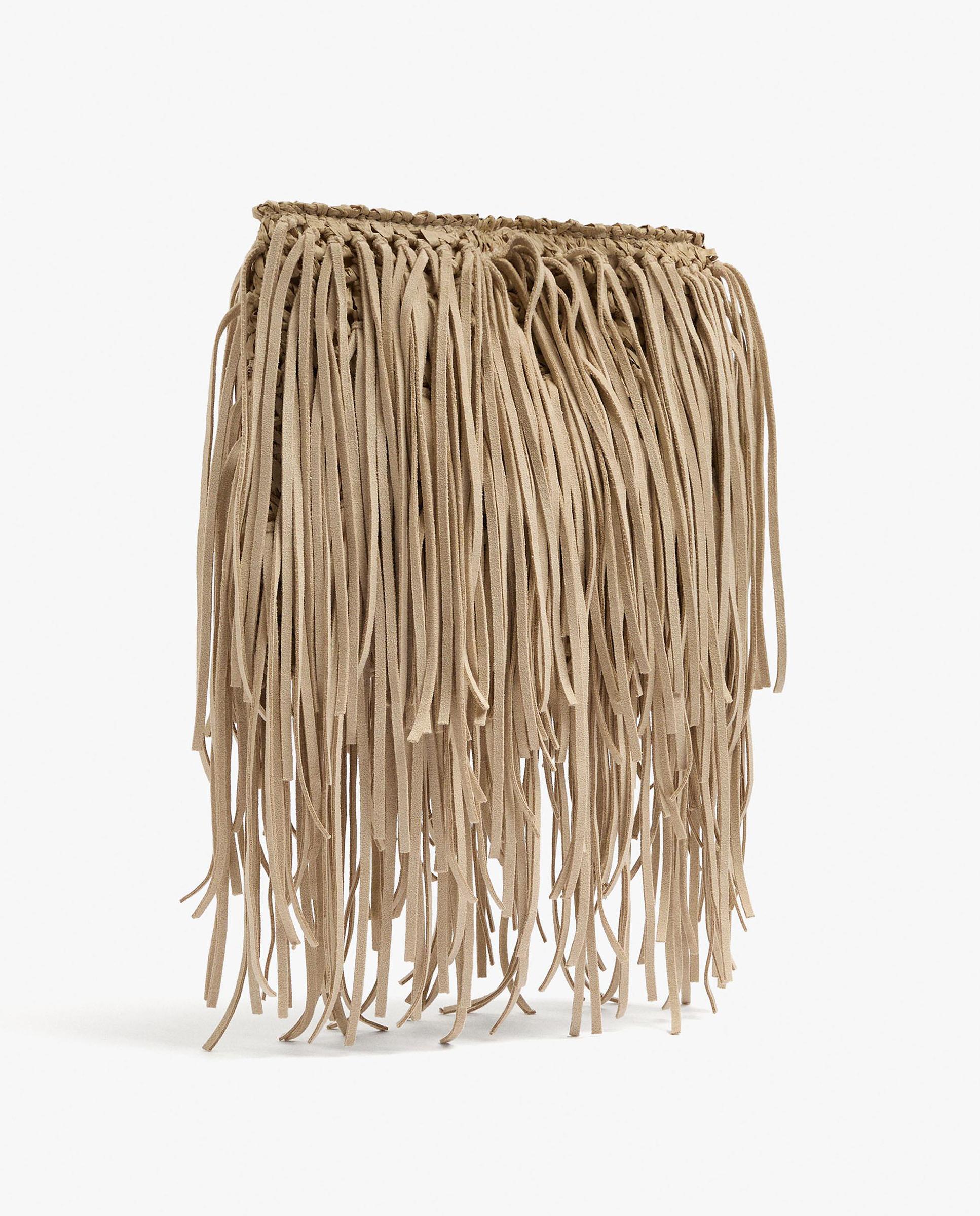 Bolso de mano estilo sobre con flecos decorativos y cierre imantado en liso - Parfois - Crudo Crudo-2