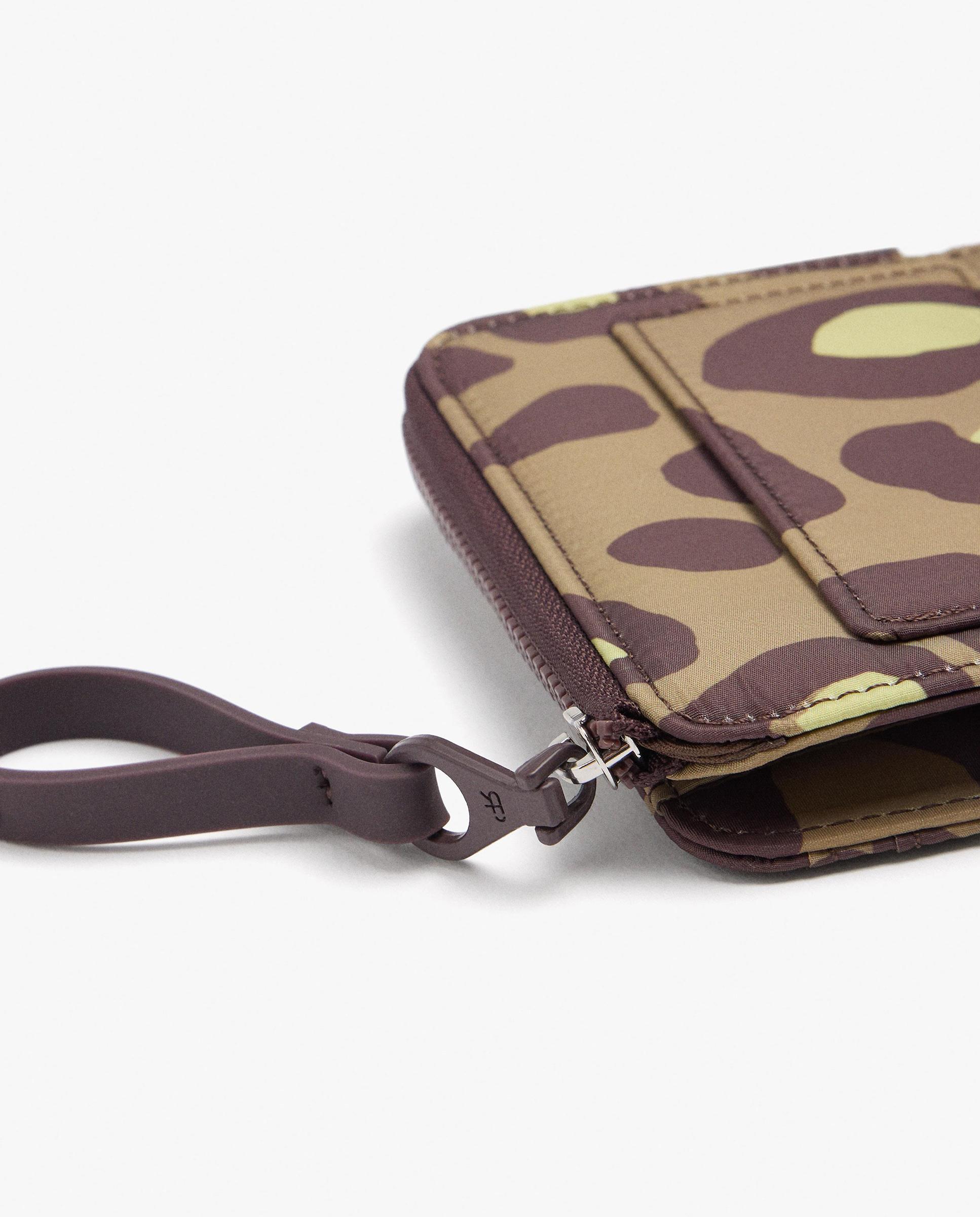 Cartera de mujer pequeña con cierre de cremallera y estampado animal print - Parfois - Kaki Kaki-3
