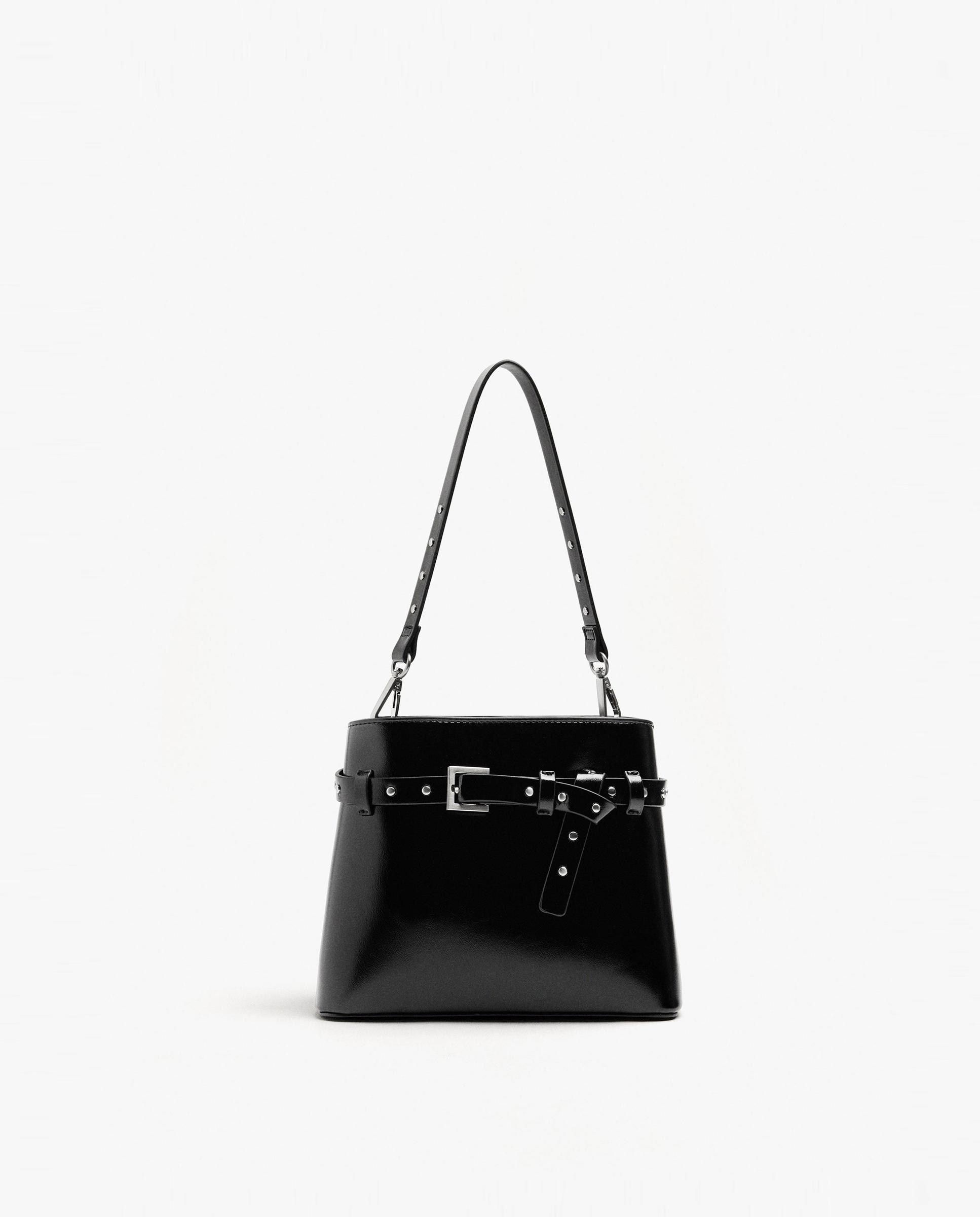 Bolso de hombro estilo cubo con tachuelas decorativas y cierre de botón - Parfois - Negro Negro-1