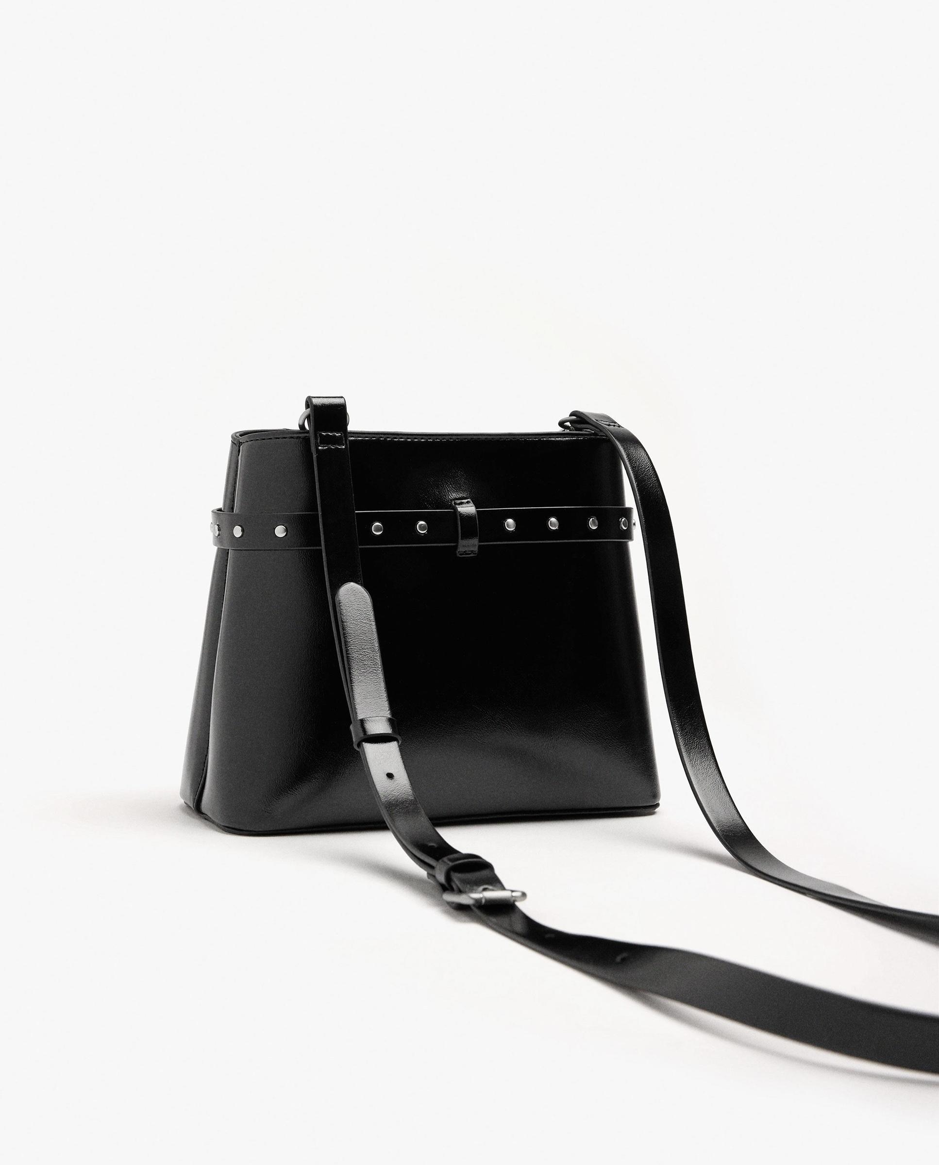 Bolso de hombro estilo cubo con tachuelas decorativas y cierre de botón - Parfois - Negro Negro-2
