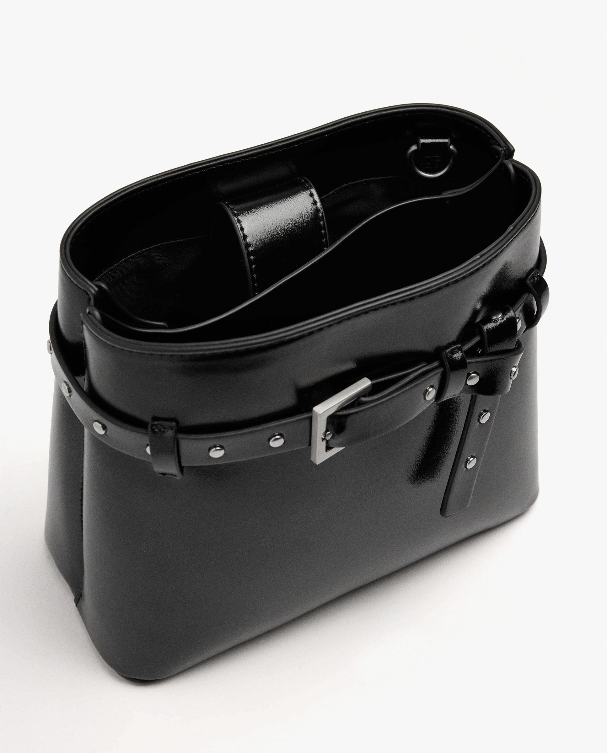 Bolso de hombro estilo cubo con tachuelas decorativas y cierre de botón - Parfois - Negro Negro-4