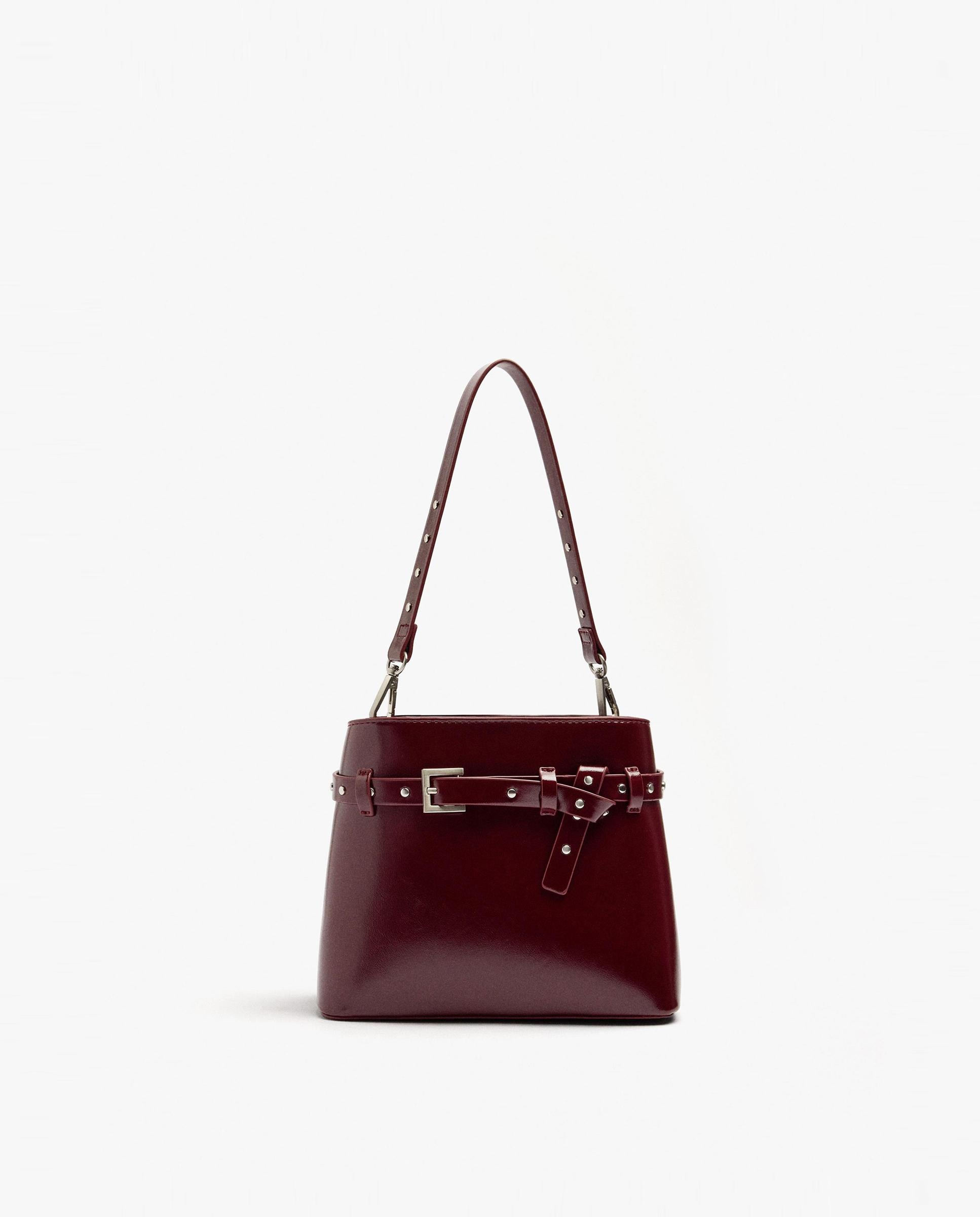 Bolso de hombro estilo cubo con tachuelas decorativas y cierre de botón - Parfois - Burdeos Burdeos-1