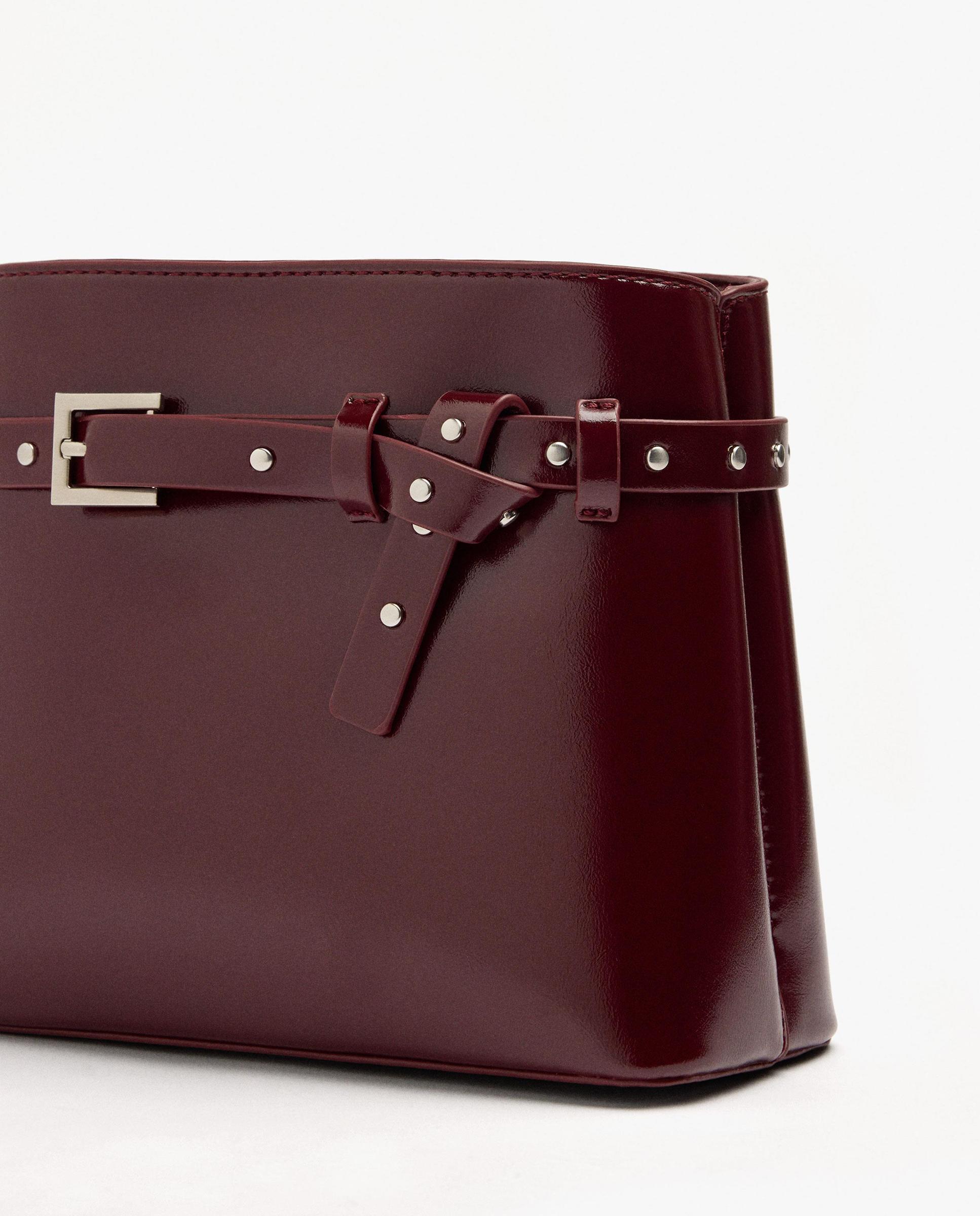 Bolso de hombro estilo cubo con tachuelas decorativas y cierre de botón - Parfois - Burdeos Burdeos-3