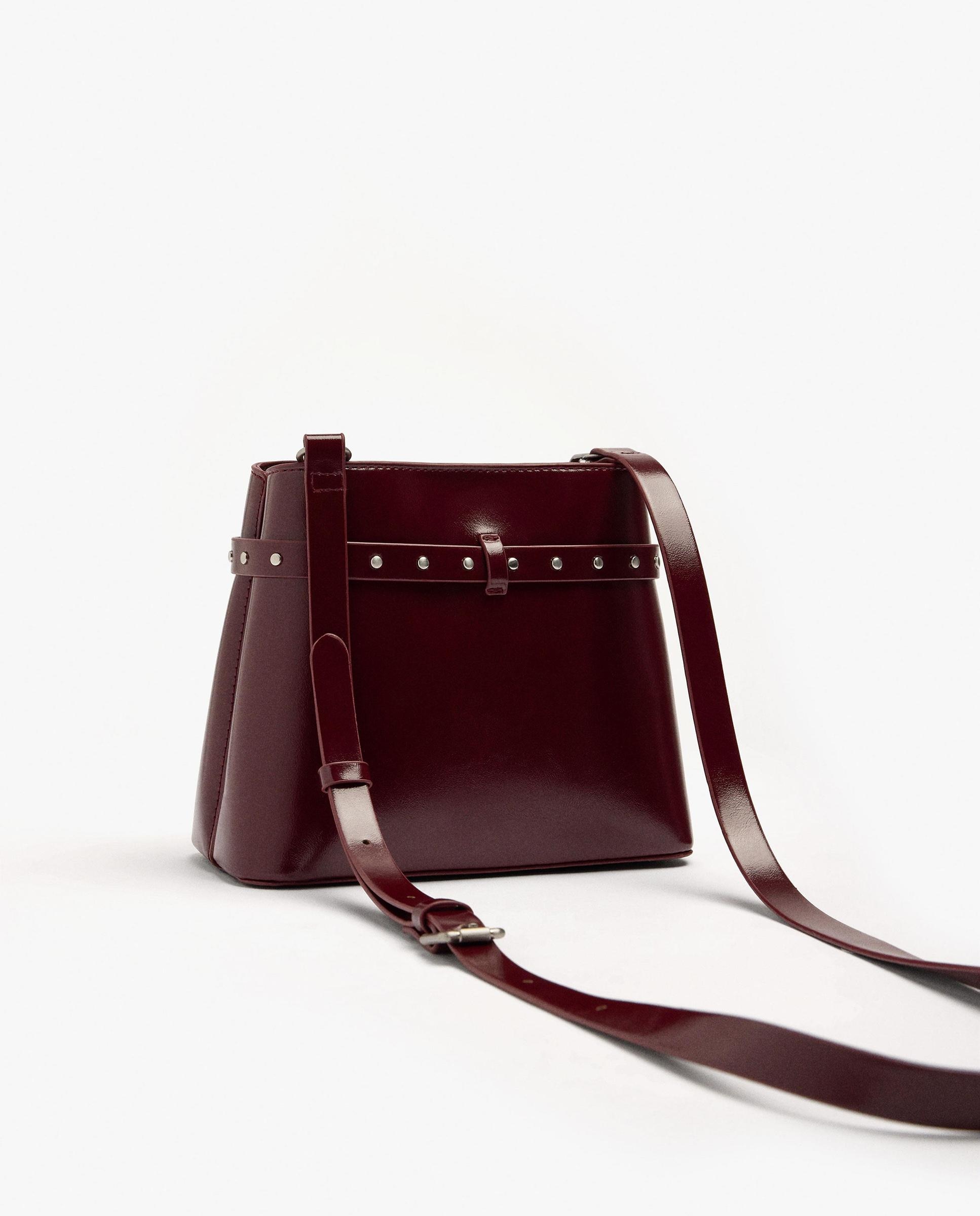 Bolso de hombro estilo cubo con tachuelas decorativas y cierre de botón - Parfois - Burdeos Burdeos-2