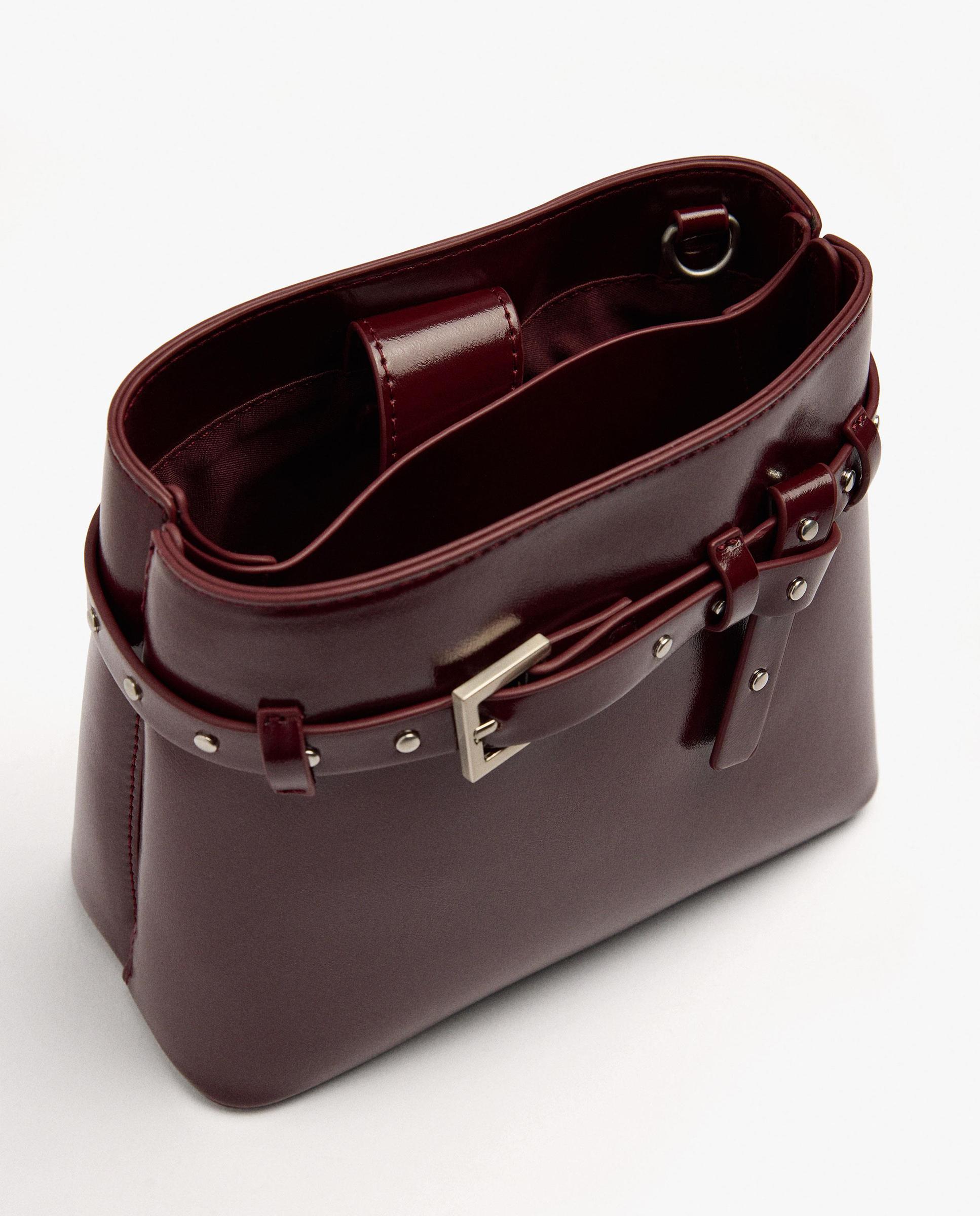 Bolso de hombro estilo cubo con tachuelas decorativas y cierre de botón - Parfois - Burdeos Burdeos-4