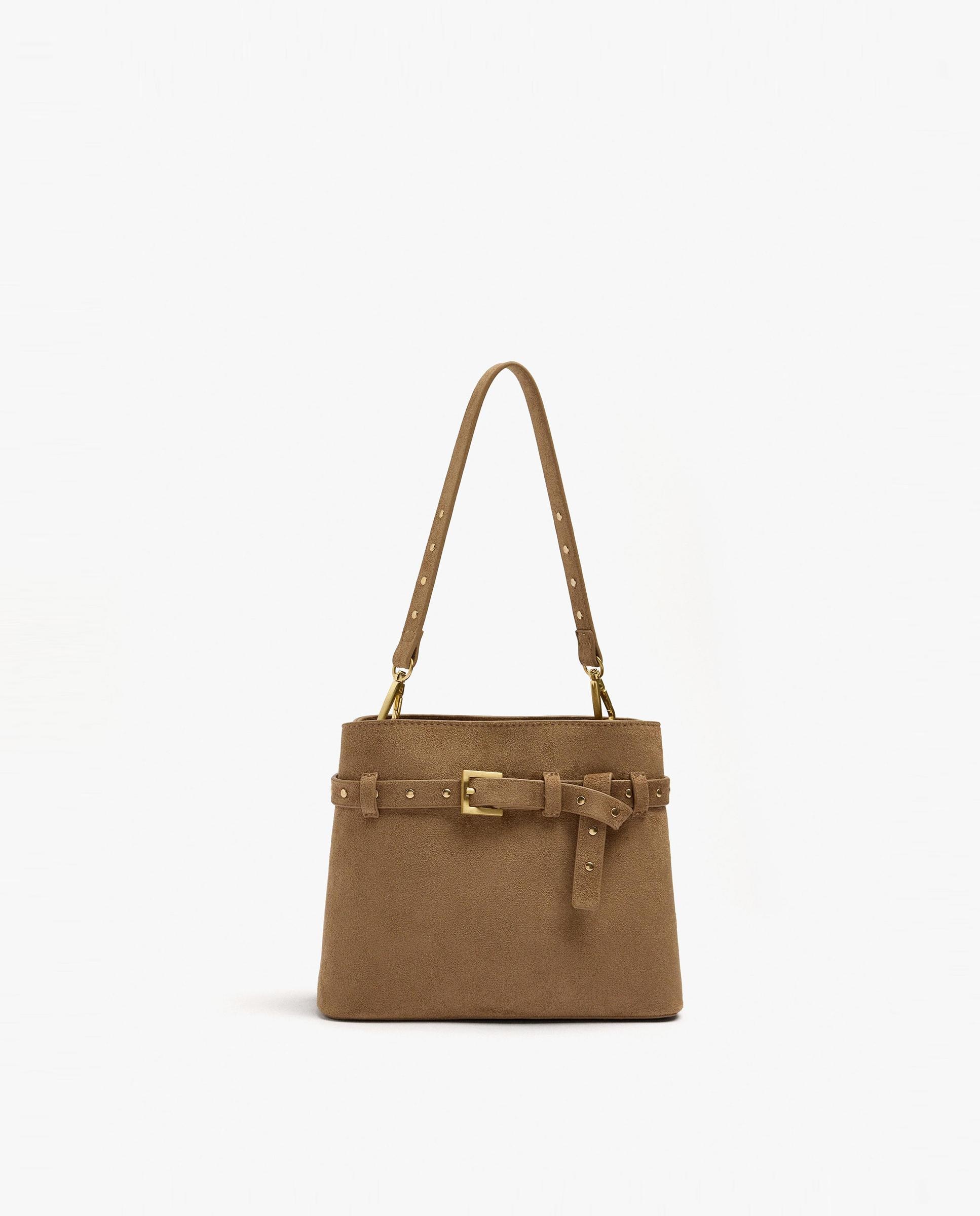 Bolso de hombro estilo cubo con tachuelas decorativas y cierre de botón - Parfois - Marrón claro Marrón claro-1