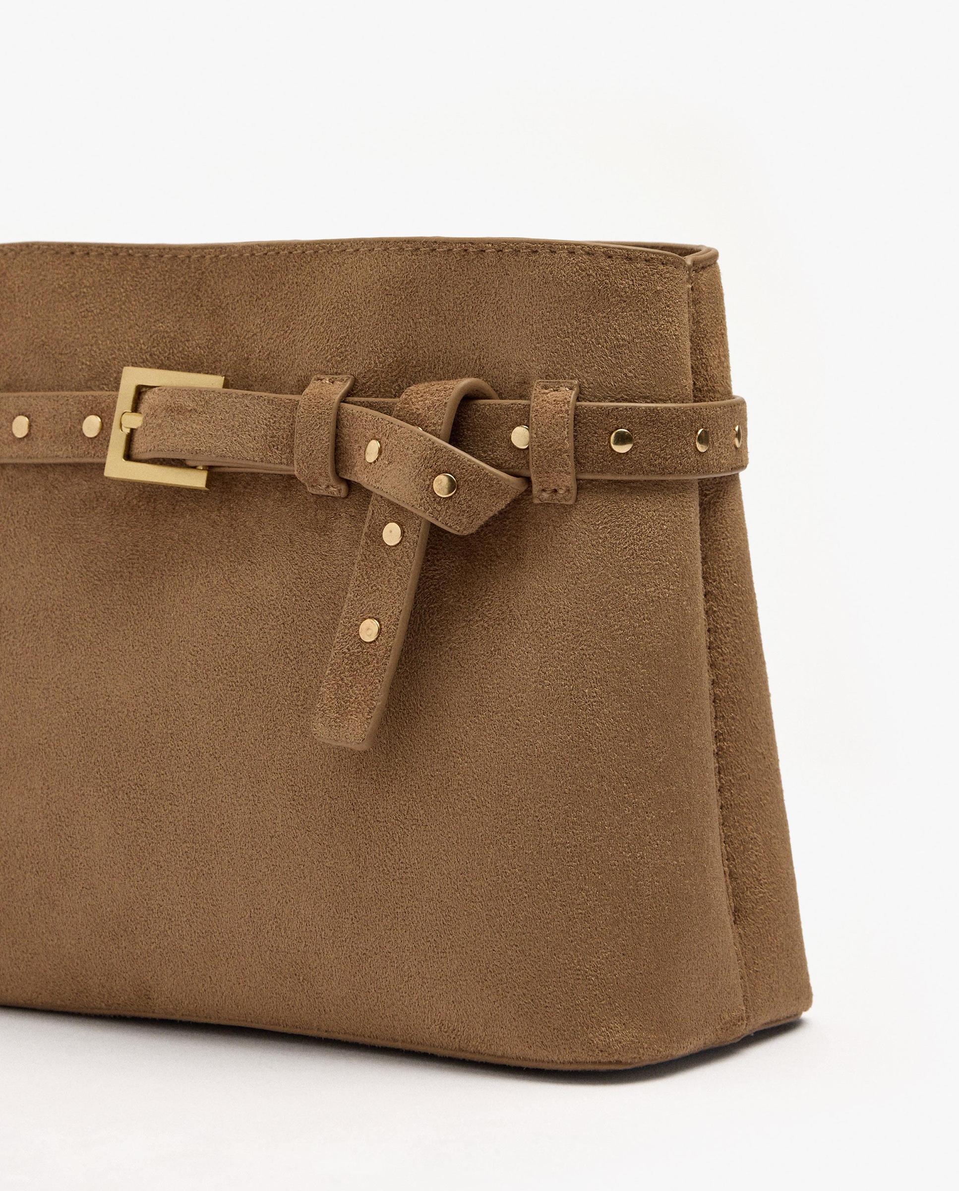 Bolso de hombro estilo cubo con tachuelas decorativas y cierre de botón - Parfois - Marrón claro Marrón claro-3