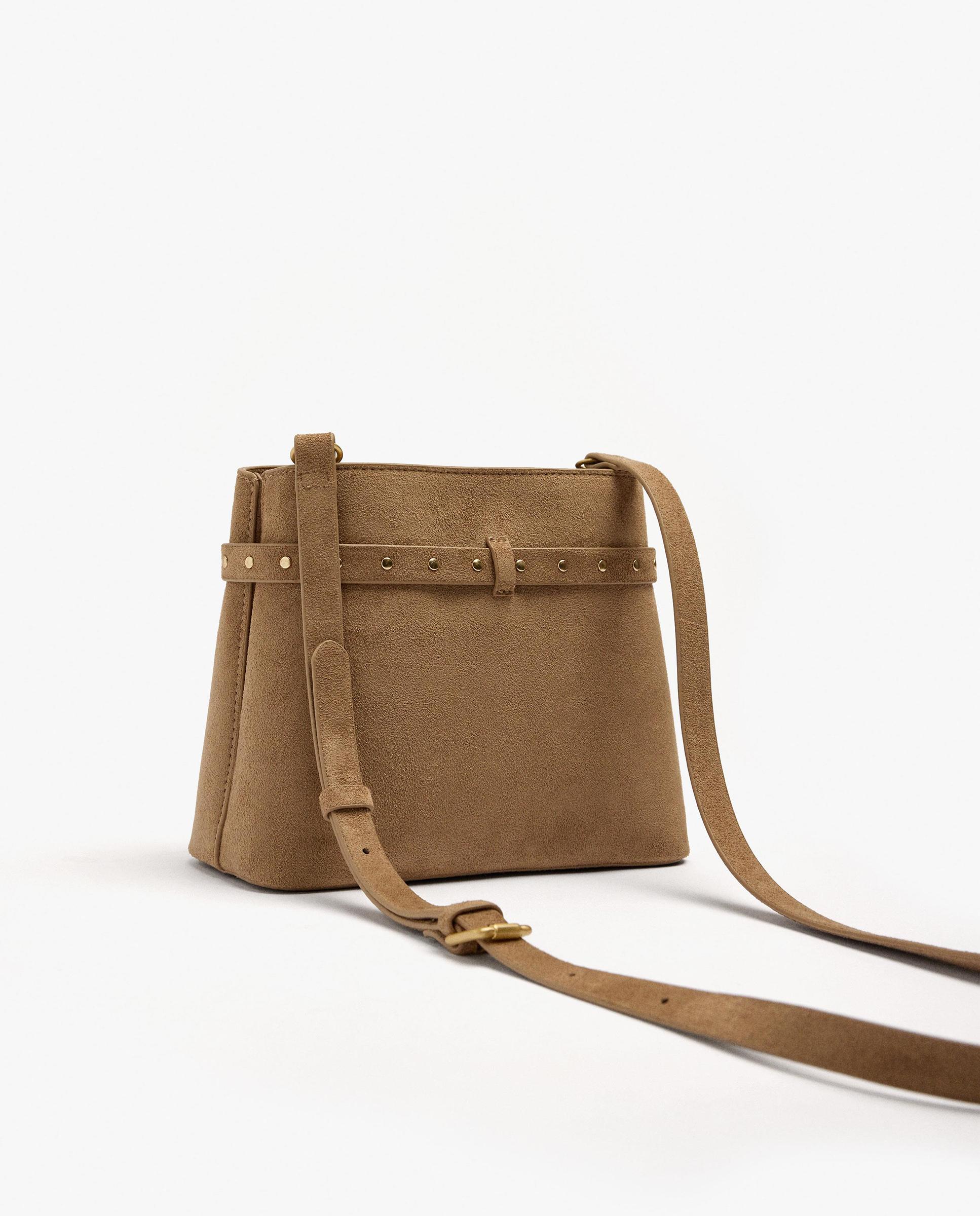 Bolso de hombro estilo cubo con tachuelas decorativas y cierre de botón - Parfois - Marrón claro Marrón claro-2