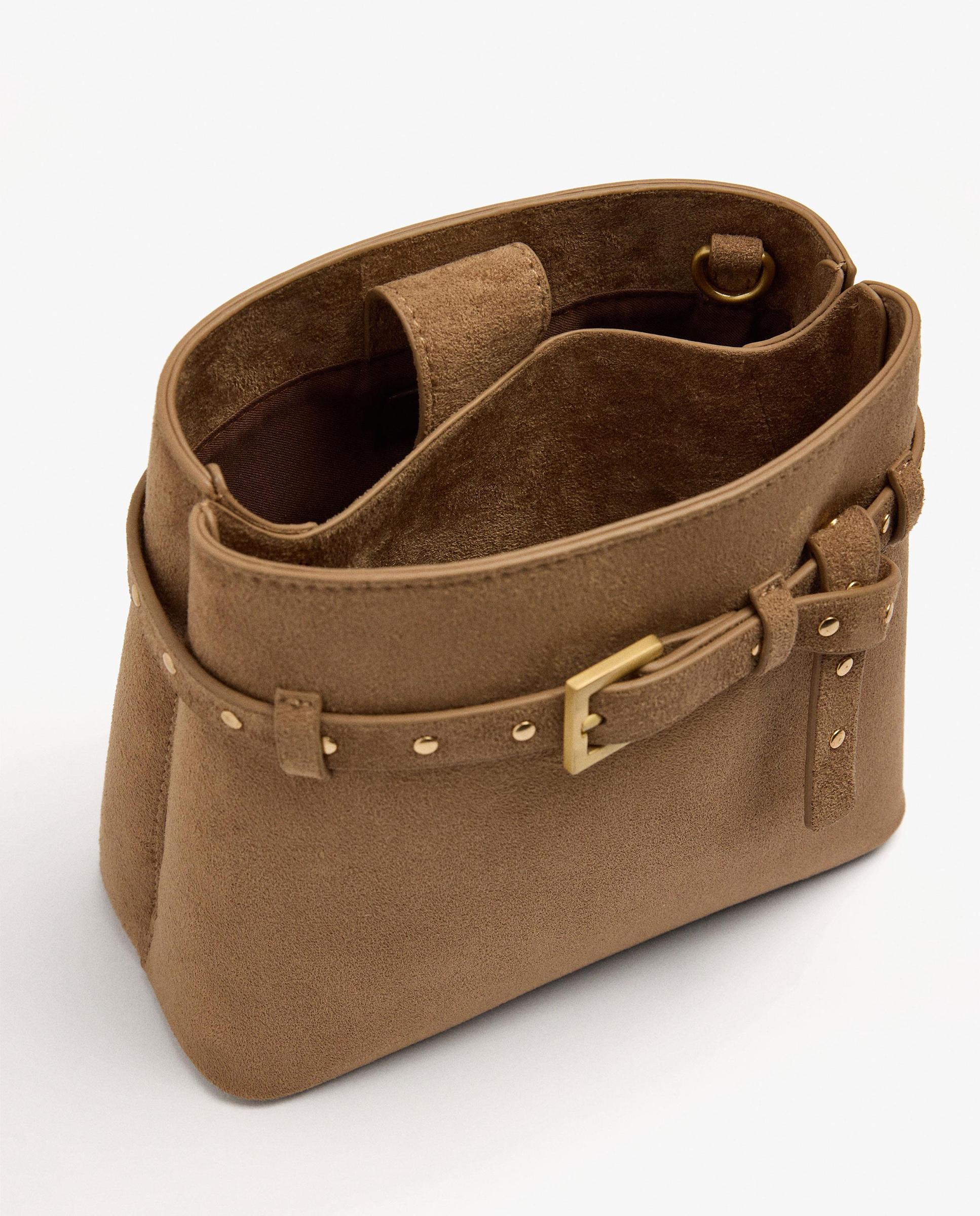 Bolso de hombro estilo cubo con tachuelas decorativas y cierre de botón - Parfois - Marrón claro Marrón claro-4