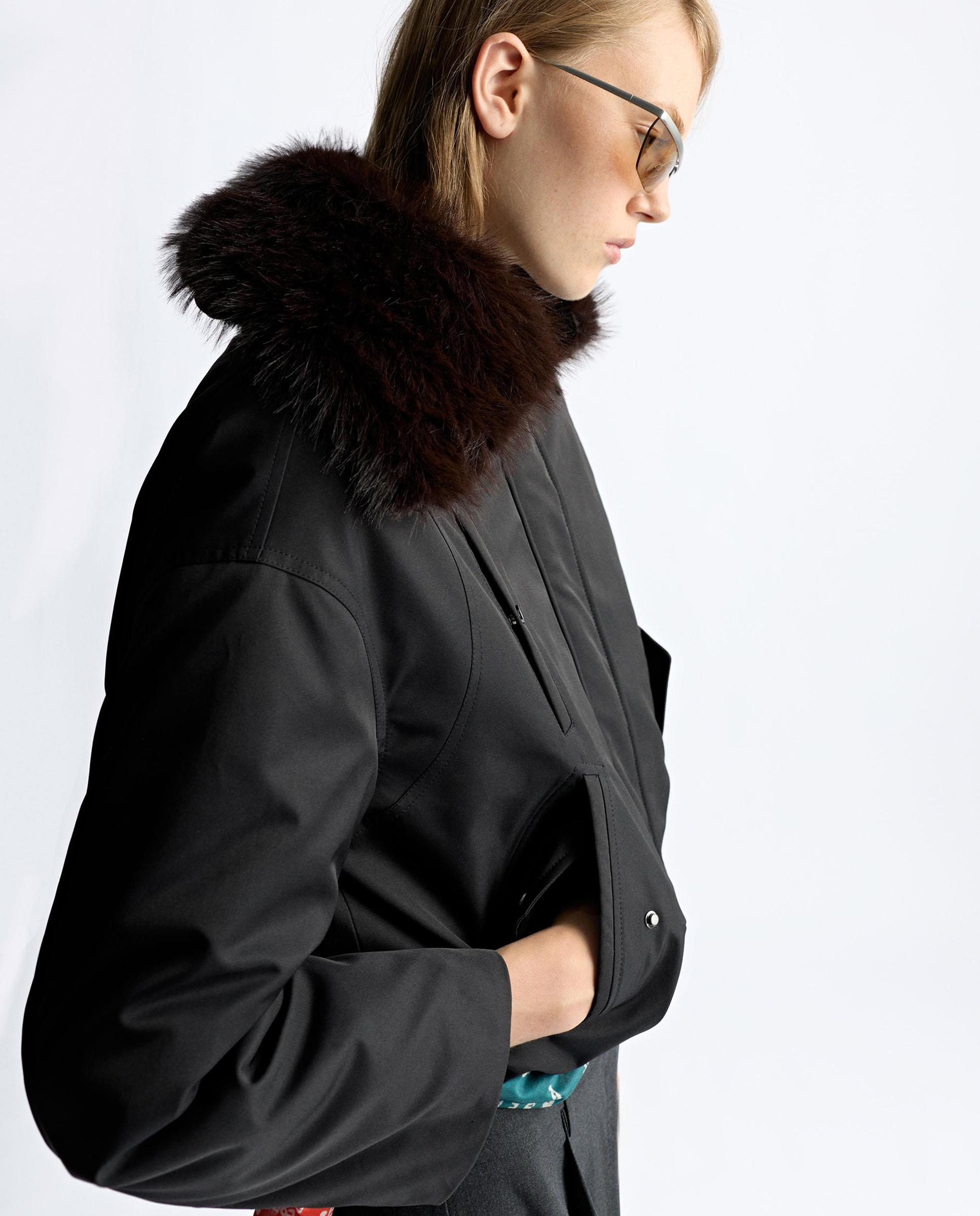 Chaqueta de mujer con detalles a contraste de pelo - Parfois - Negro Negro-3