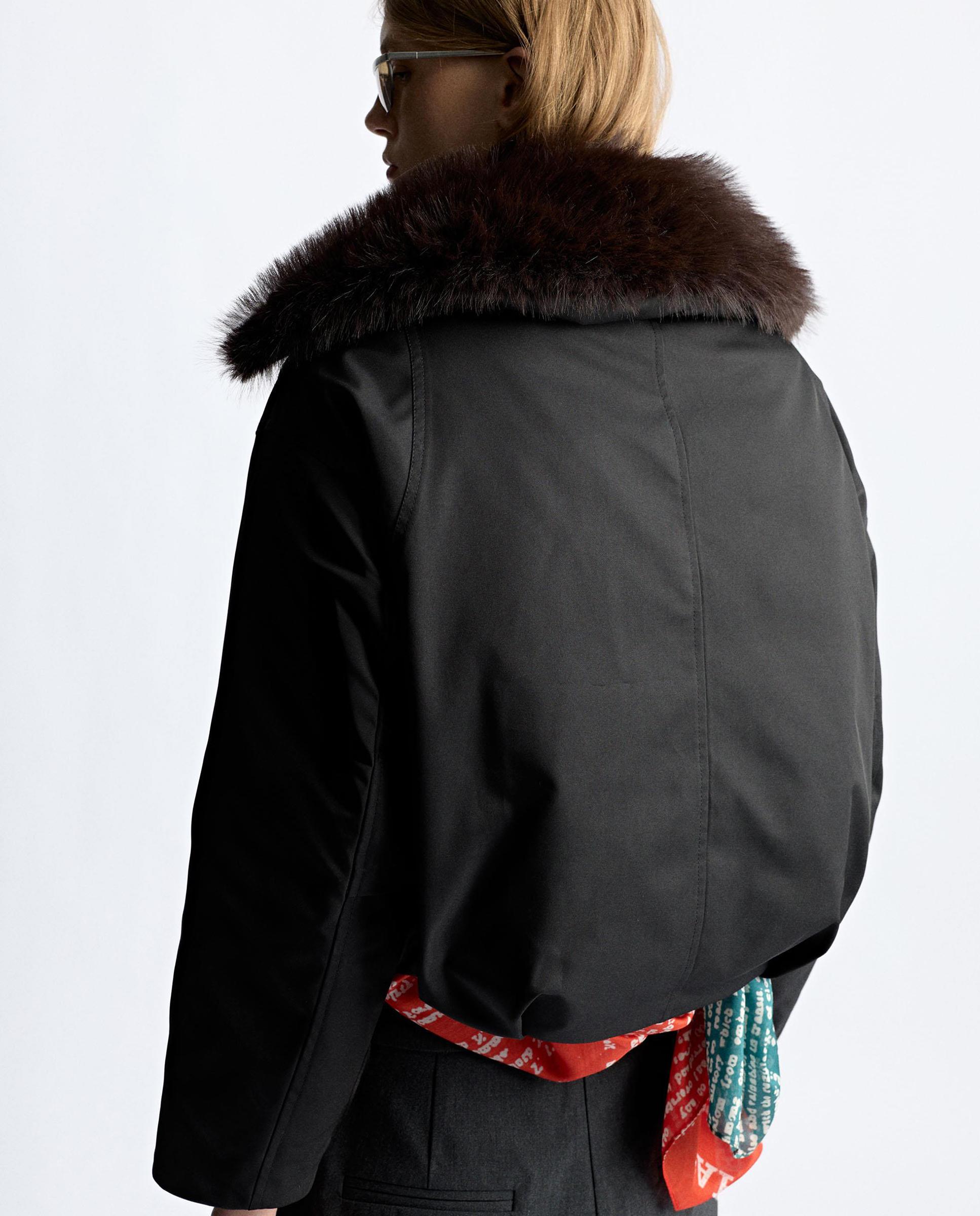 Chaqueta de mujer con detalles a contraste de pelo - Parfois - Negro Negro-4