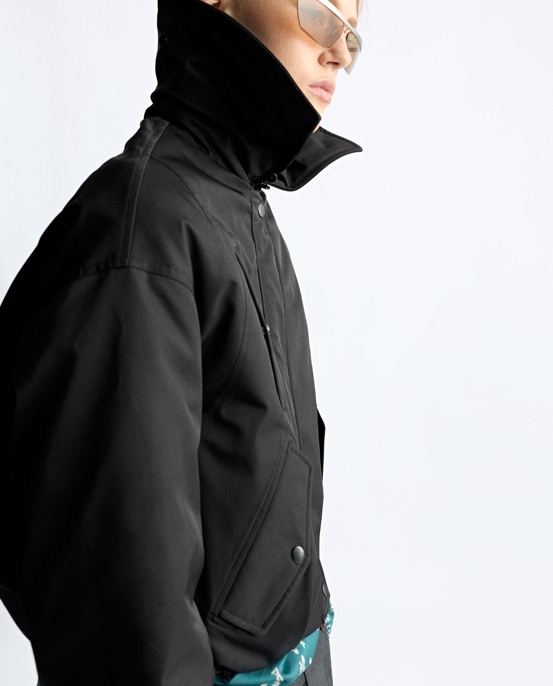 Chaqueta de mujer con detalles a contraste de pelo - Parfois - Negro Negro-6