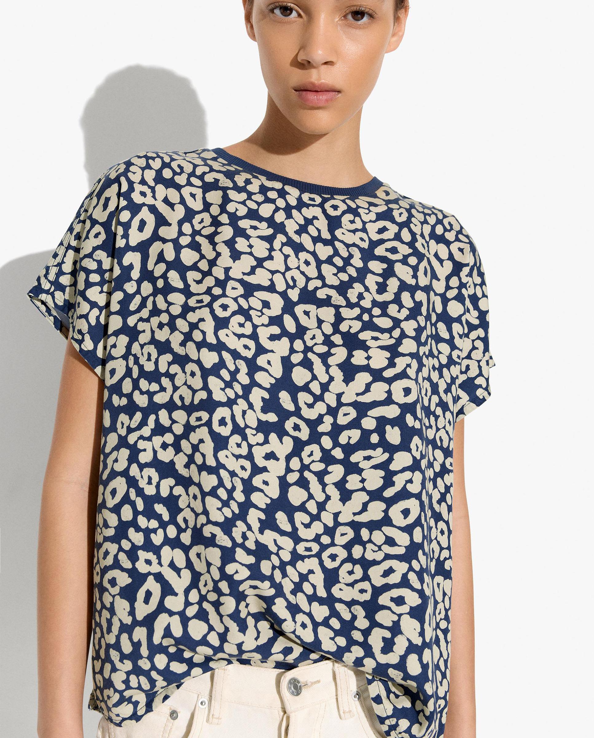 Parfois - Camiseta de mujer 100% liocel de manga corta con estampado animal print.