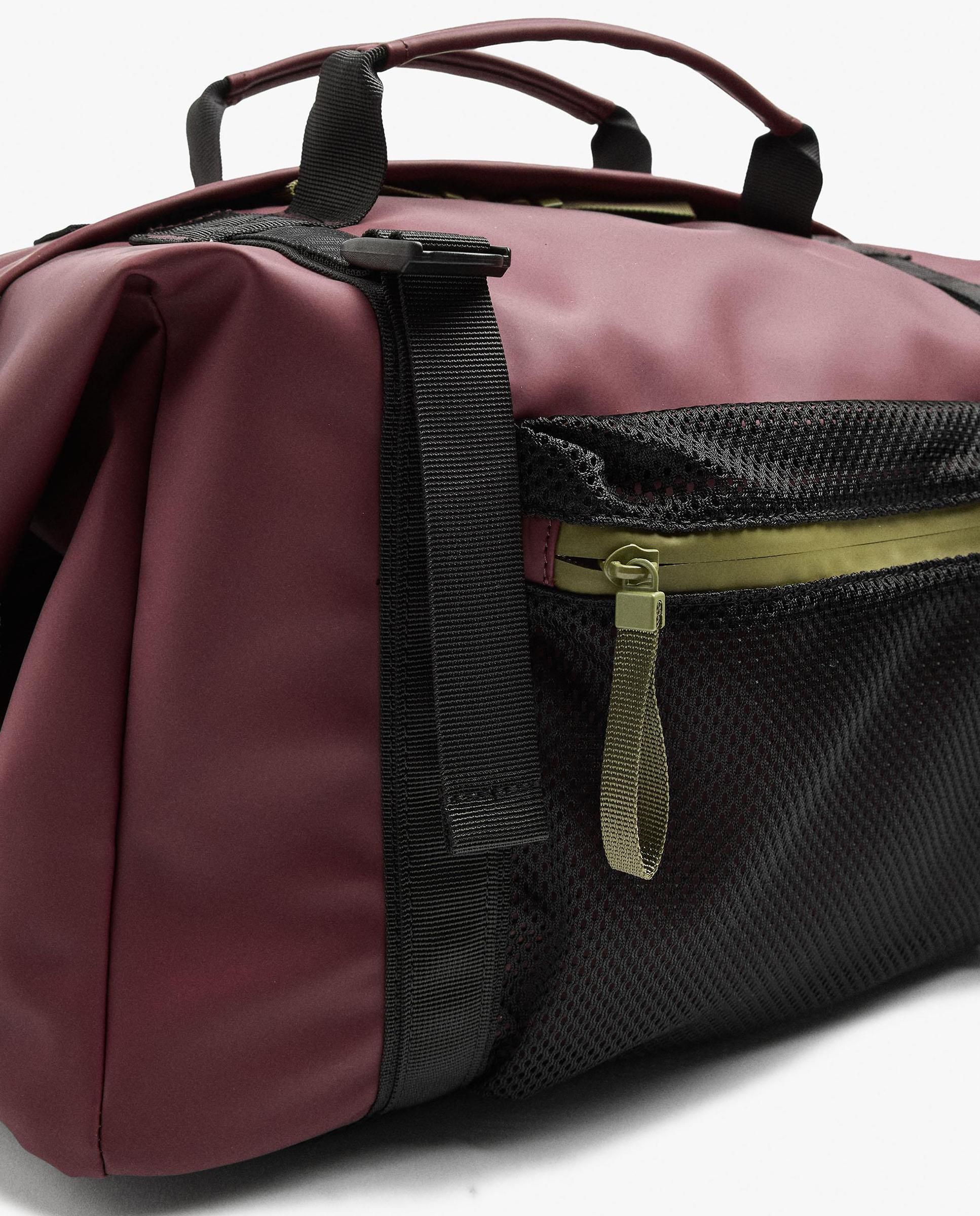 Bolso de hombro estilo deportivo con varios compartimentos y cierre de cremallera en liso - Parfois - Burdeos Burdeos-3