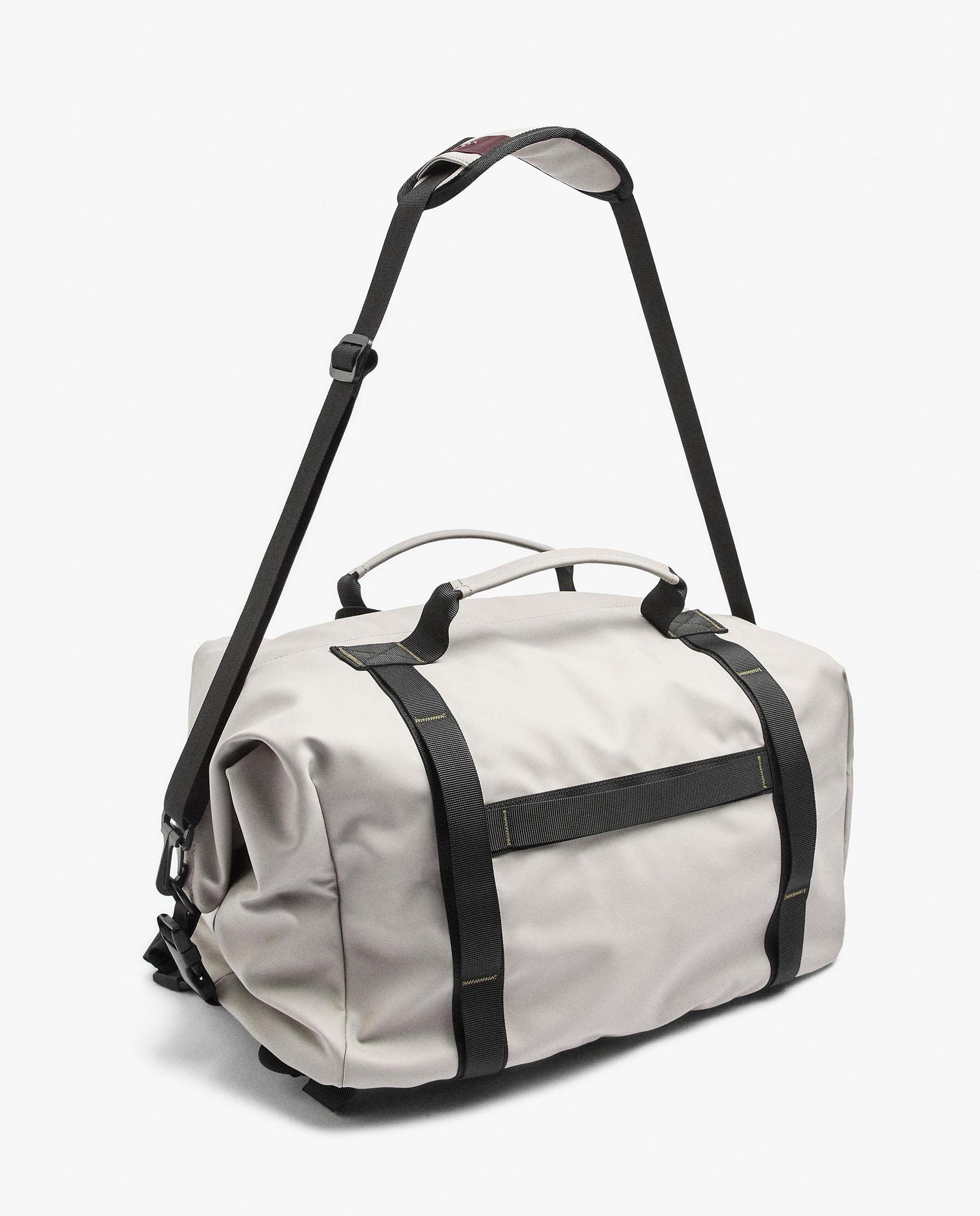 Bolso de hombro estilo deportivo con varios compartimentos y cierre de cremallera en liso - Parfois - Gris claro Gris claro-2