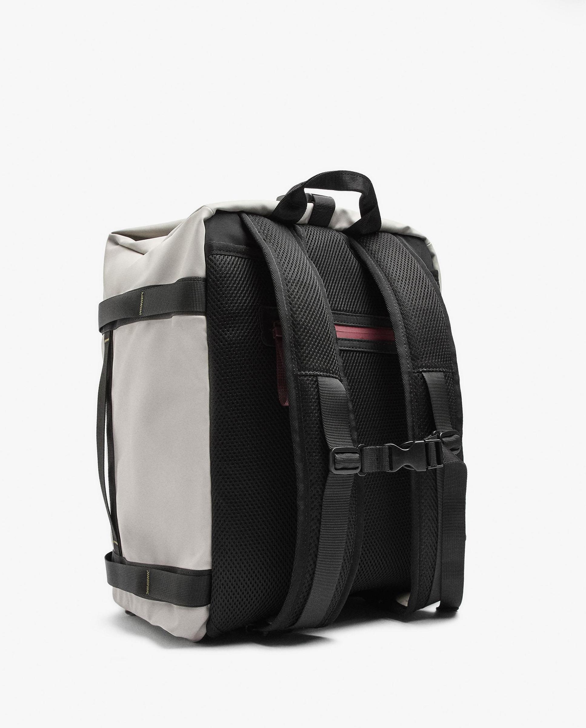 Bolso de hombro estilo deportivo con varios compartimentos y cierre de cremallera en liso - Parfois - Gris claro Gris claro-5