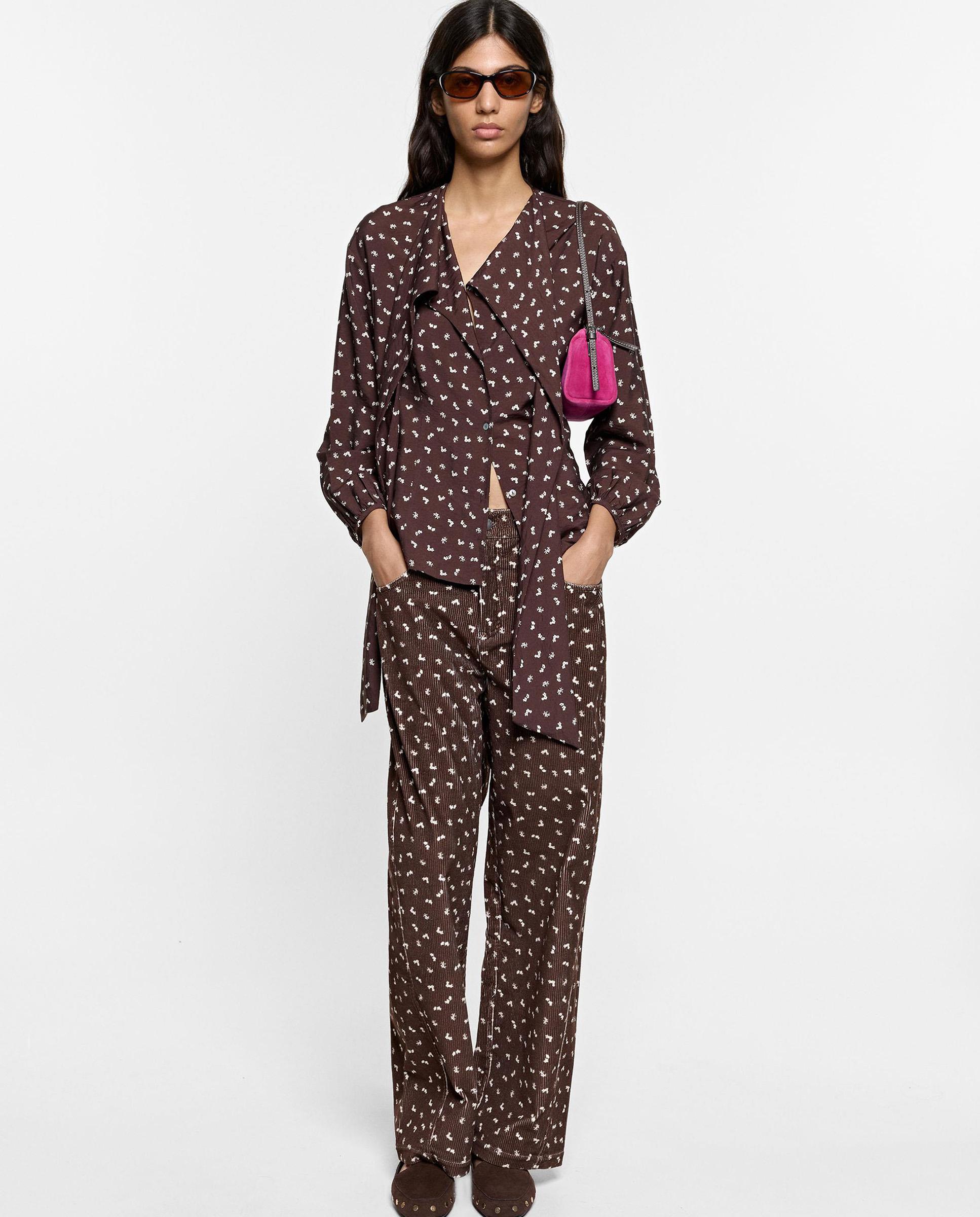Pantalones rectos de mujer con cierre de botón y estampado floral - Parfois - Marrón oscuro Marrón oscuro-5