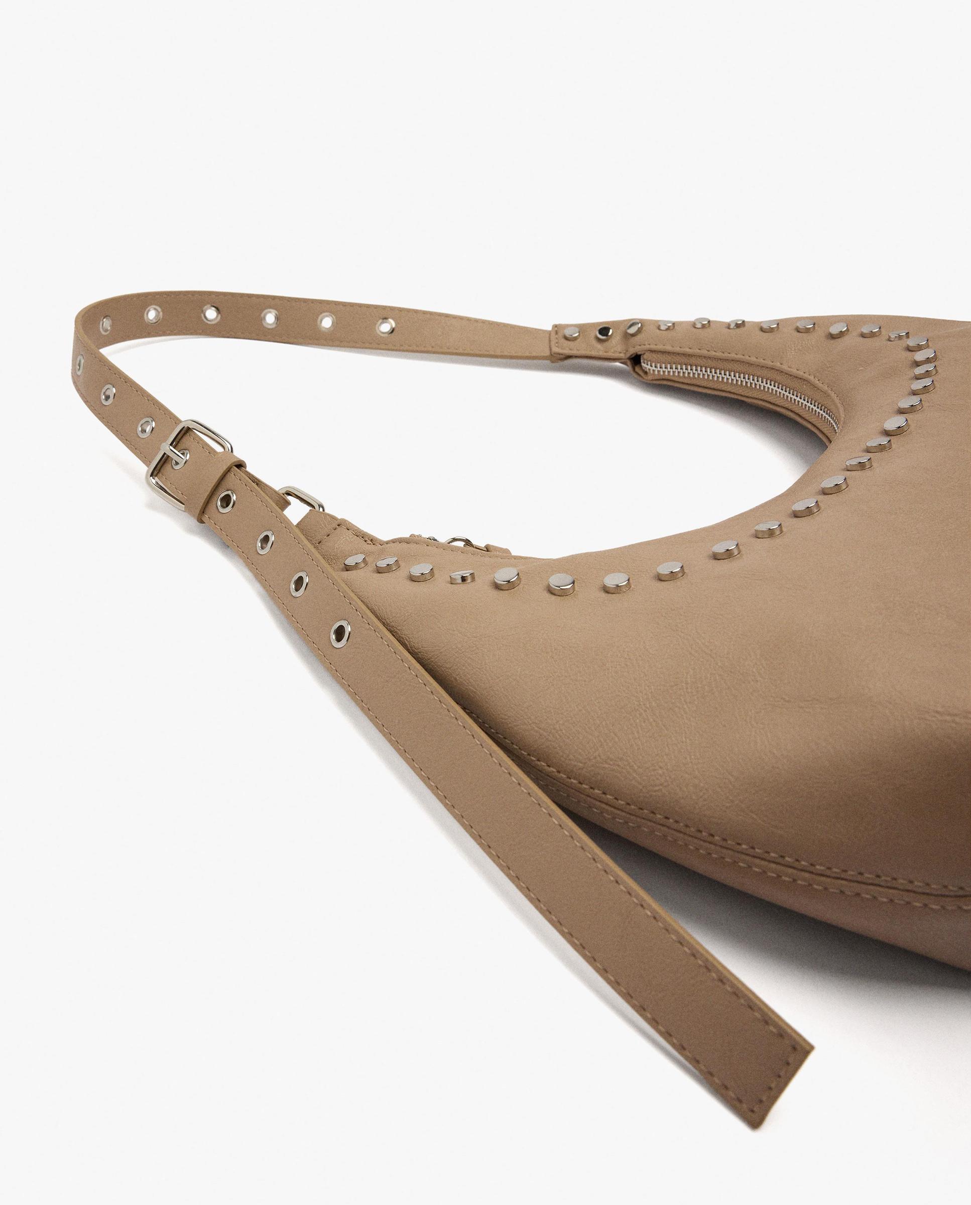 Bolso de hombro con cierre de cremallera y tachuelas decorativas en liso - Parfois - Topo Topo-3