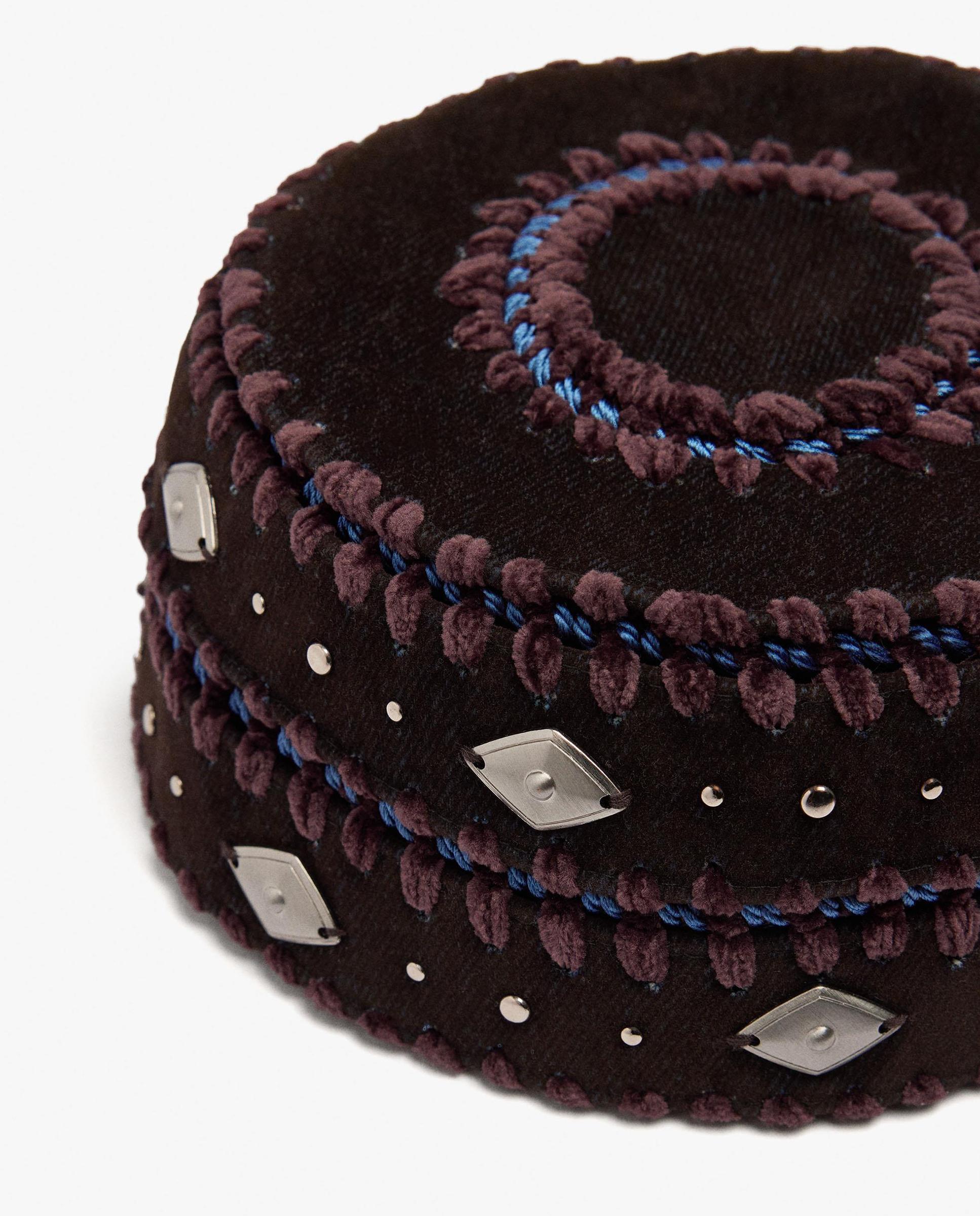 Gorro de mujer con detalles bordados y abalorios decorativos - Parfois - Burdeos Burdeos-3