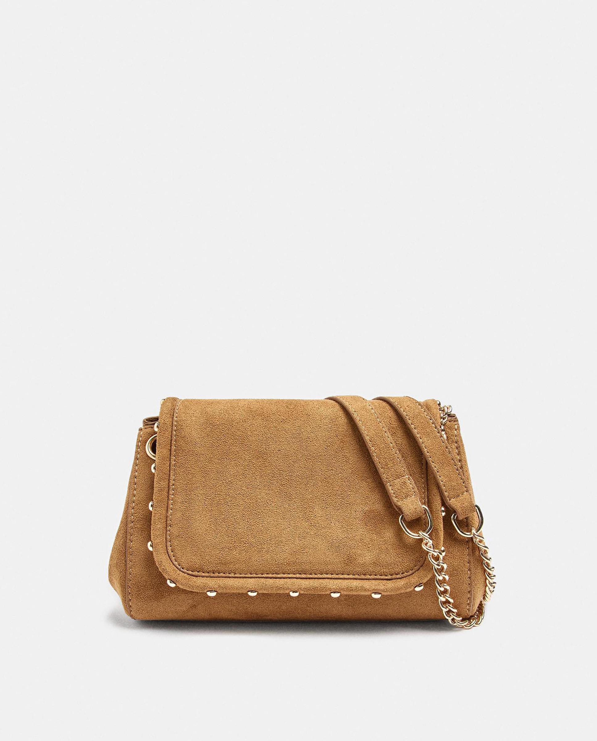 Imagen 0 de Bolso de hombro con solapa y esferzas en liso Camel