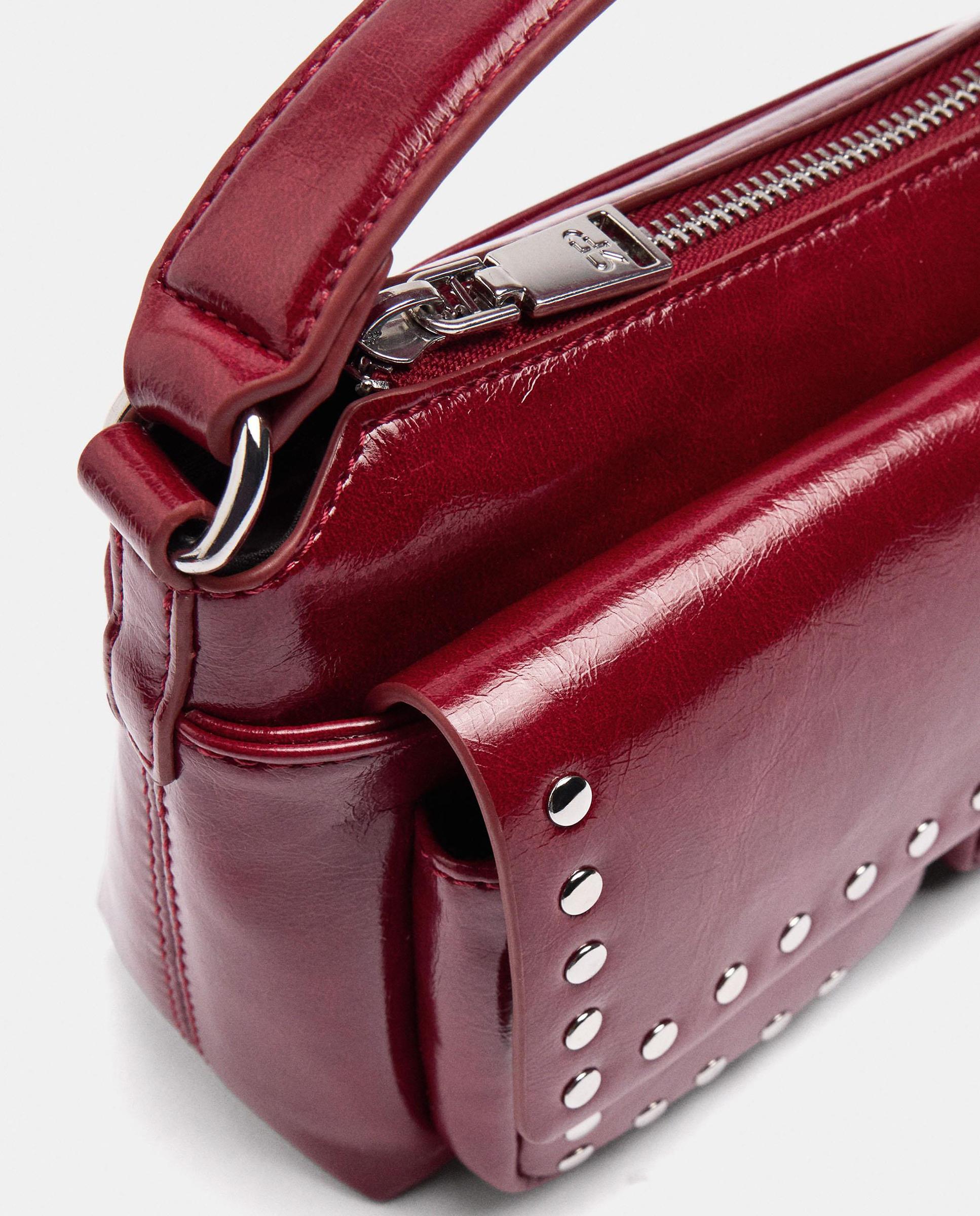Bandolera de mujer con tachuelas y cierre de cremallera en liso - Parfois - Rojo Rojo-3