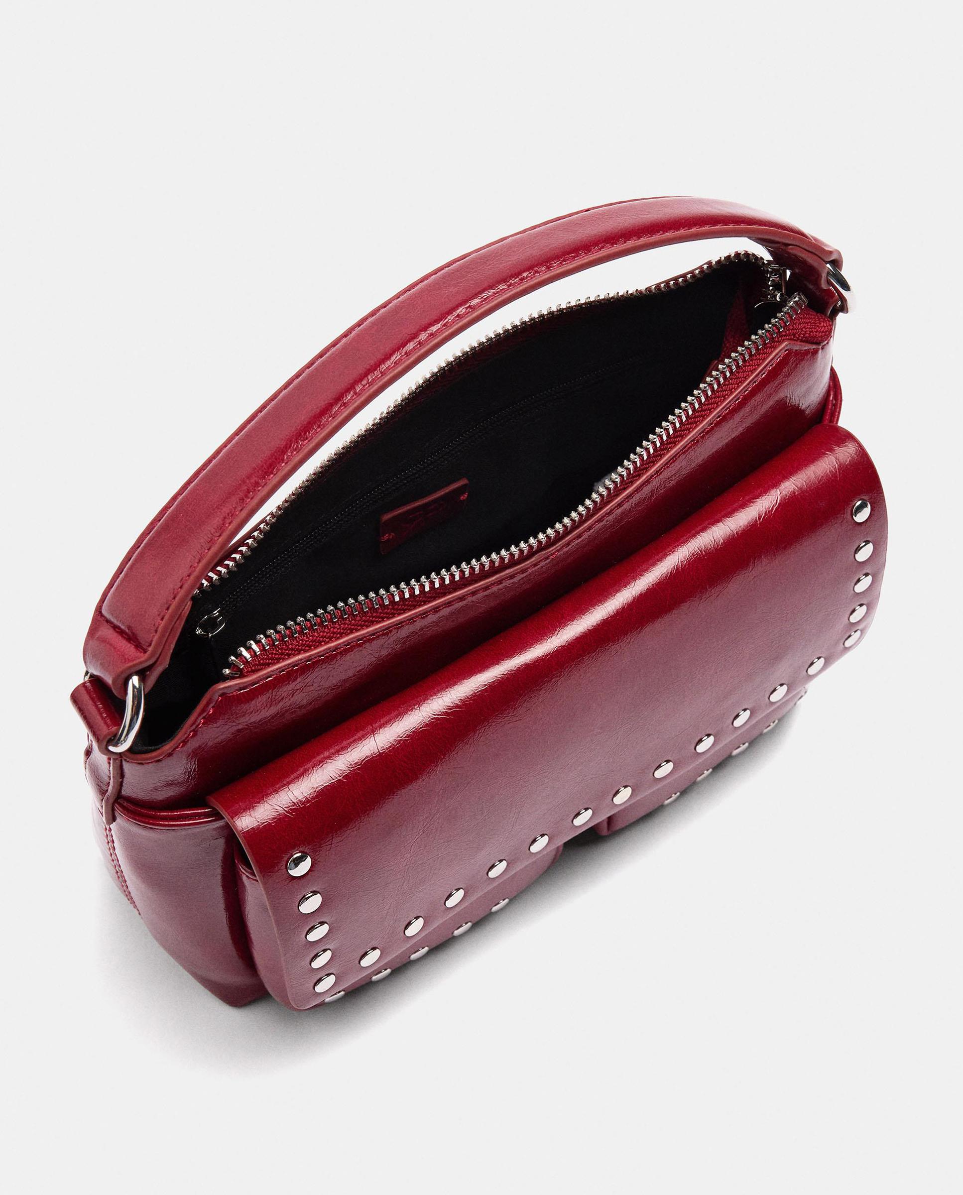 Bandolera de mujer con tachuelas y cierre de cremallera en liso - Parfois - Rojo Rojo-4