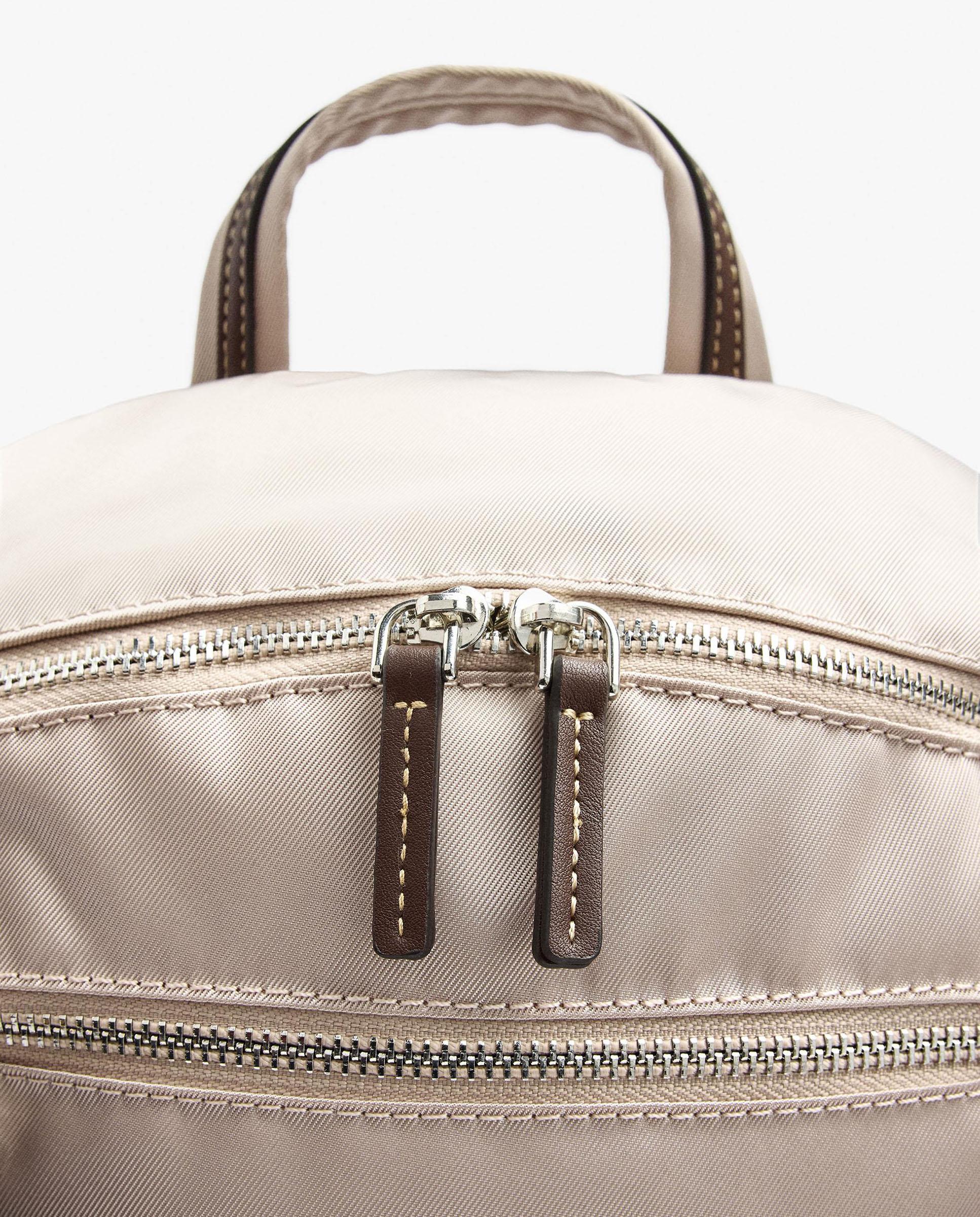 Mochila de mujer con varios compartimentos y cierre de cremallera con llavero extraíble en liso - Parfois - Crudo Crudo-3
