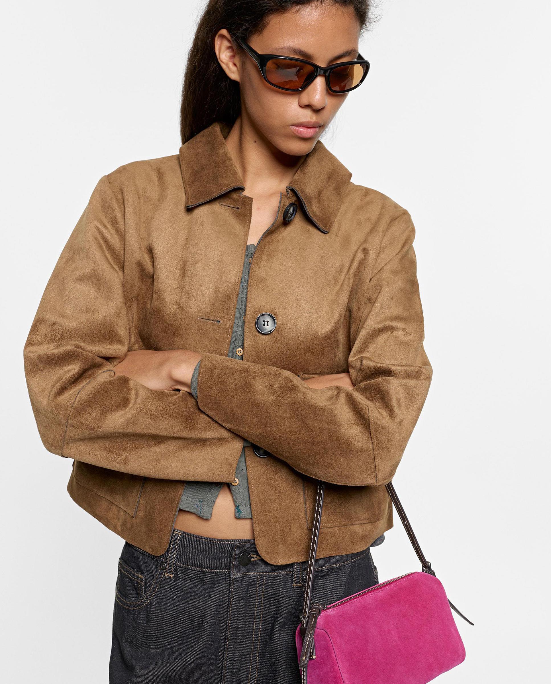 Imagen 0 de Chaqueta de mujer efecto ante con cierre de botones en liso Camel