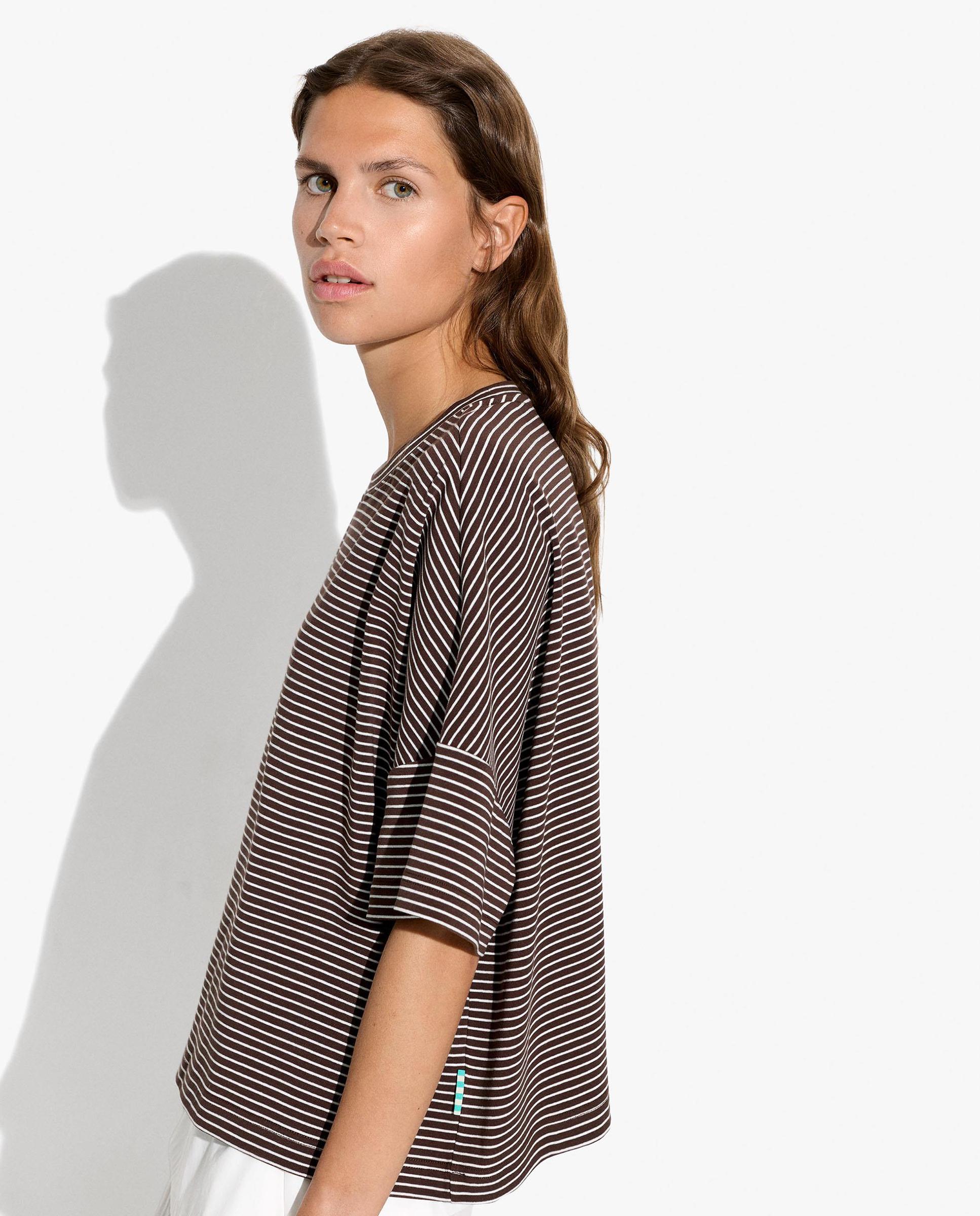 Camiseta de mujer de manga corta con estampado de rayas - Parfois - Marrón Marrón-4