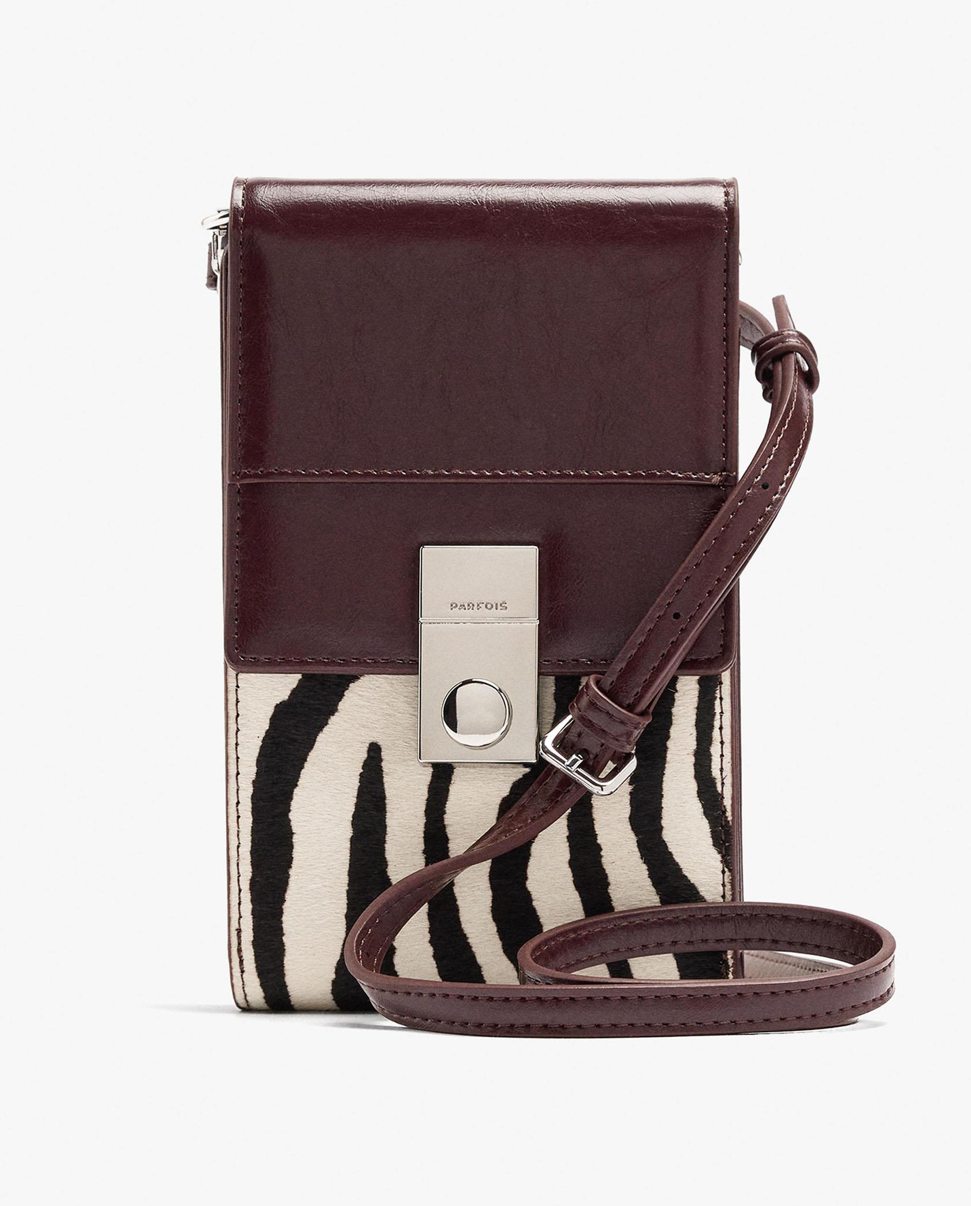 Imagen 0 de Bolso para móvil convertible a bandolera con cierre imantado y estampado animal print Burdeos