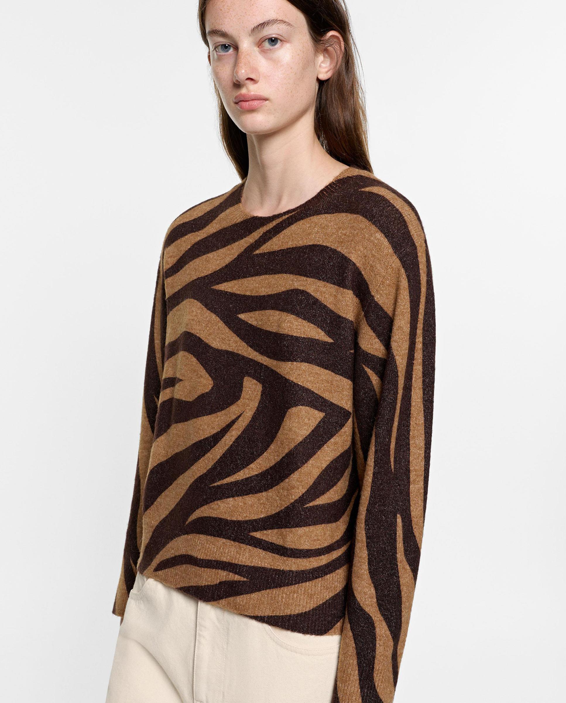 Jersey de mujer de manga larga con estampado animal print - Parfois - Camel Camel-1