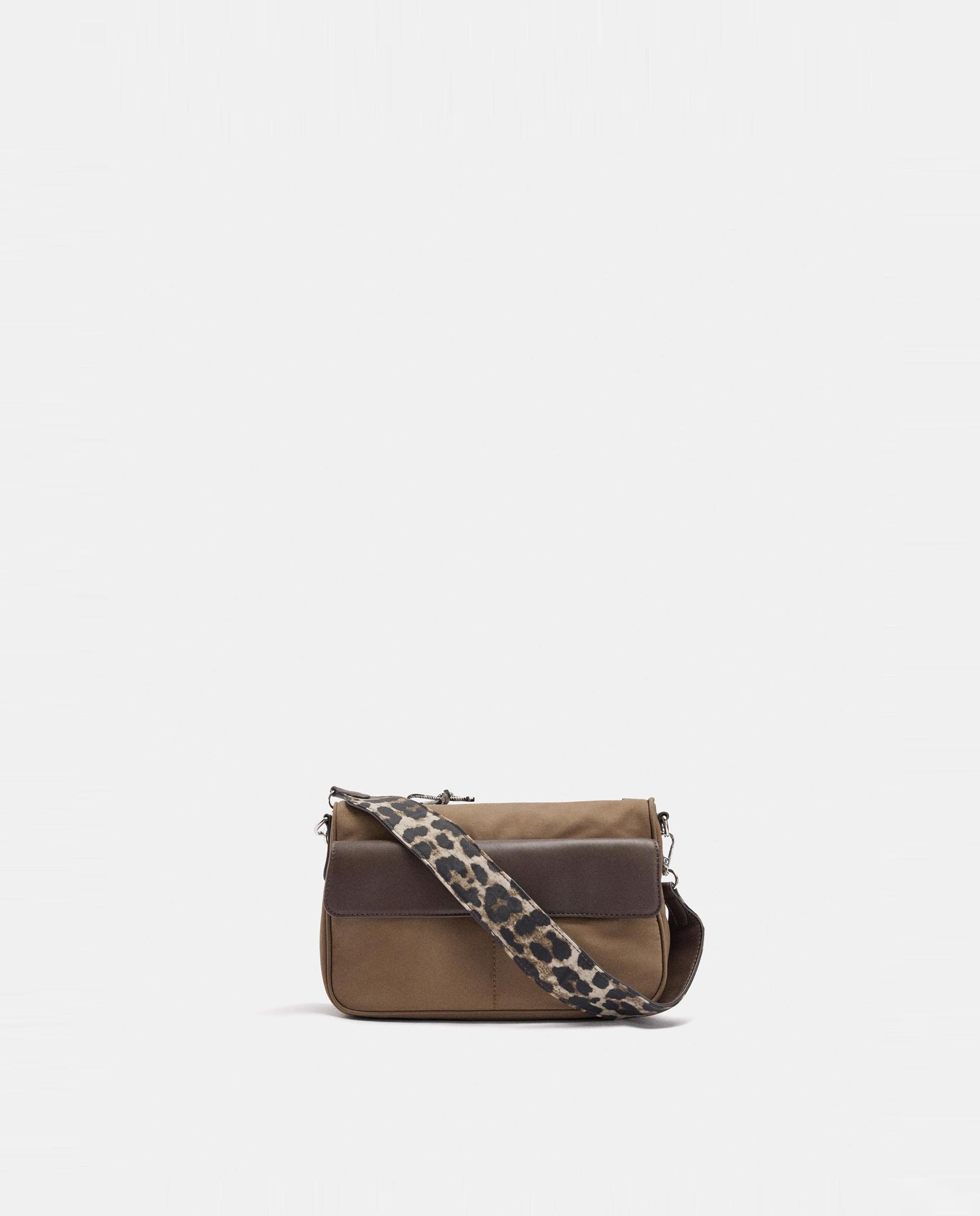 Bandolera de mujer con cierre de cremallera y estampado animal print - Parfois - Kaki Kaki-1