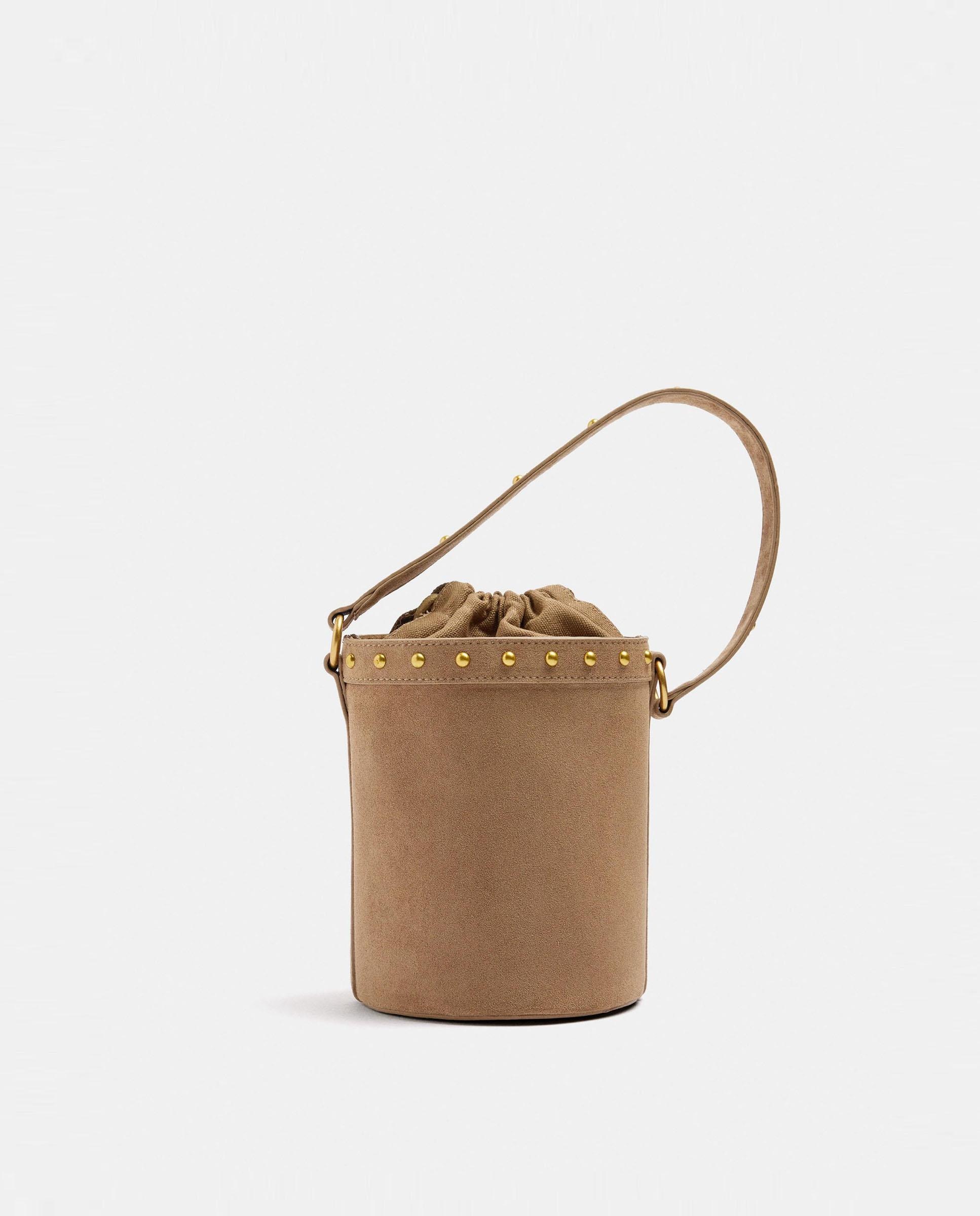 Bolso de hombro estilo cubo con tachuelas y cierre de cuerda - Parfois - Marrón claro Marrón claro-1