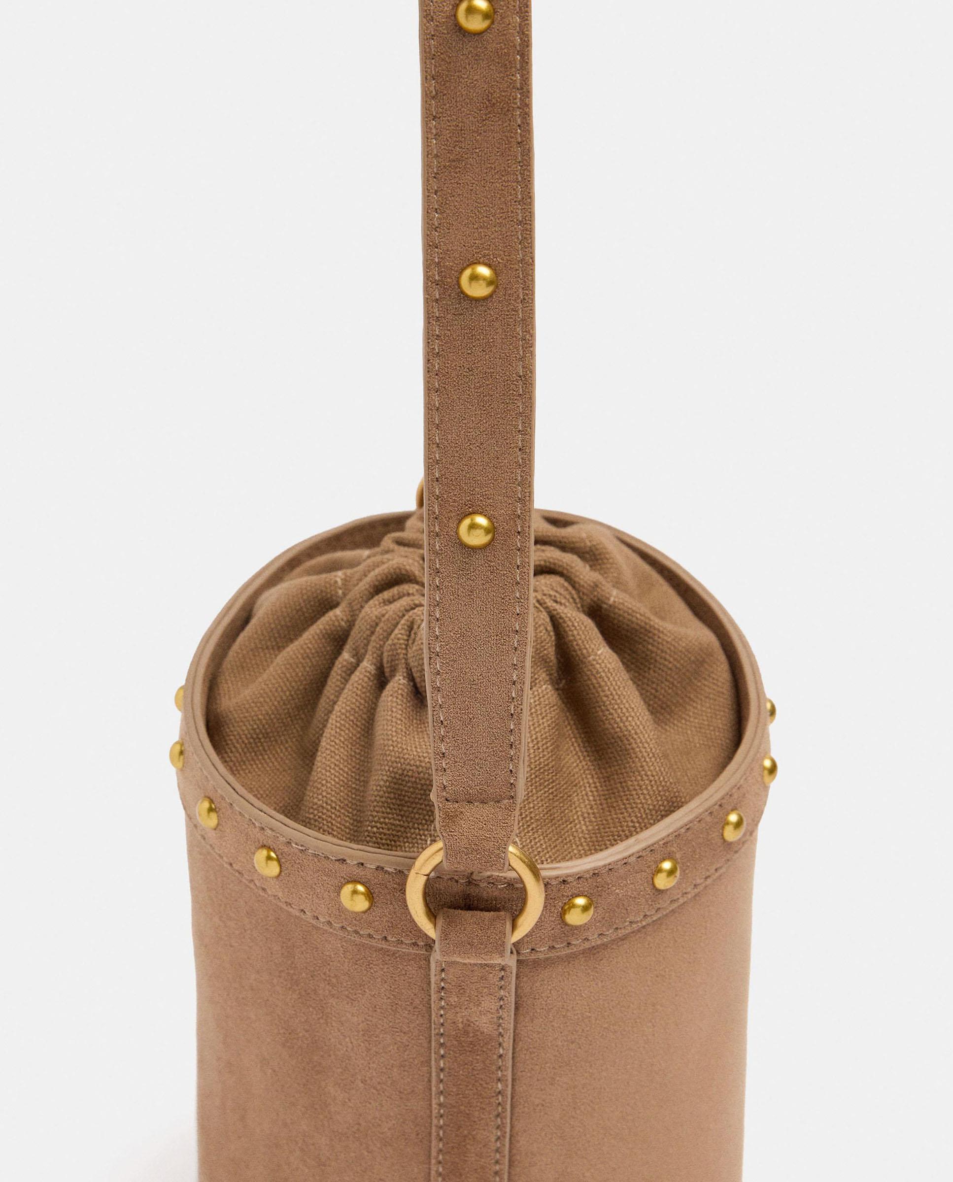 Bolso de hombro estilo cubo con tachuelas y cierre de cuerda - Parfois - Marrón claro Marrón claro-3