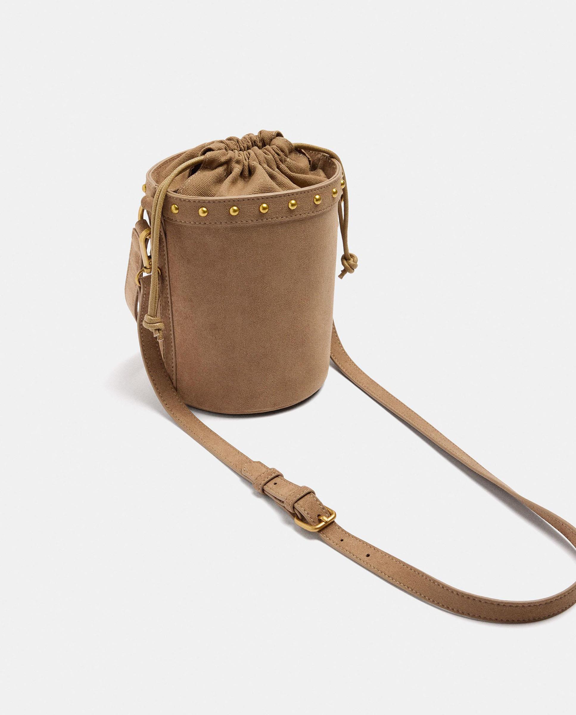 Bolso de hombro estilo cubo con tachuelas y cierre de cuerda - Parfois - Marrón claro Marrón claro-2