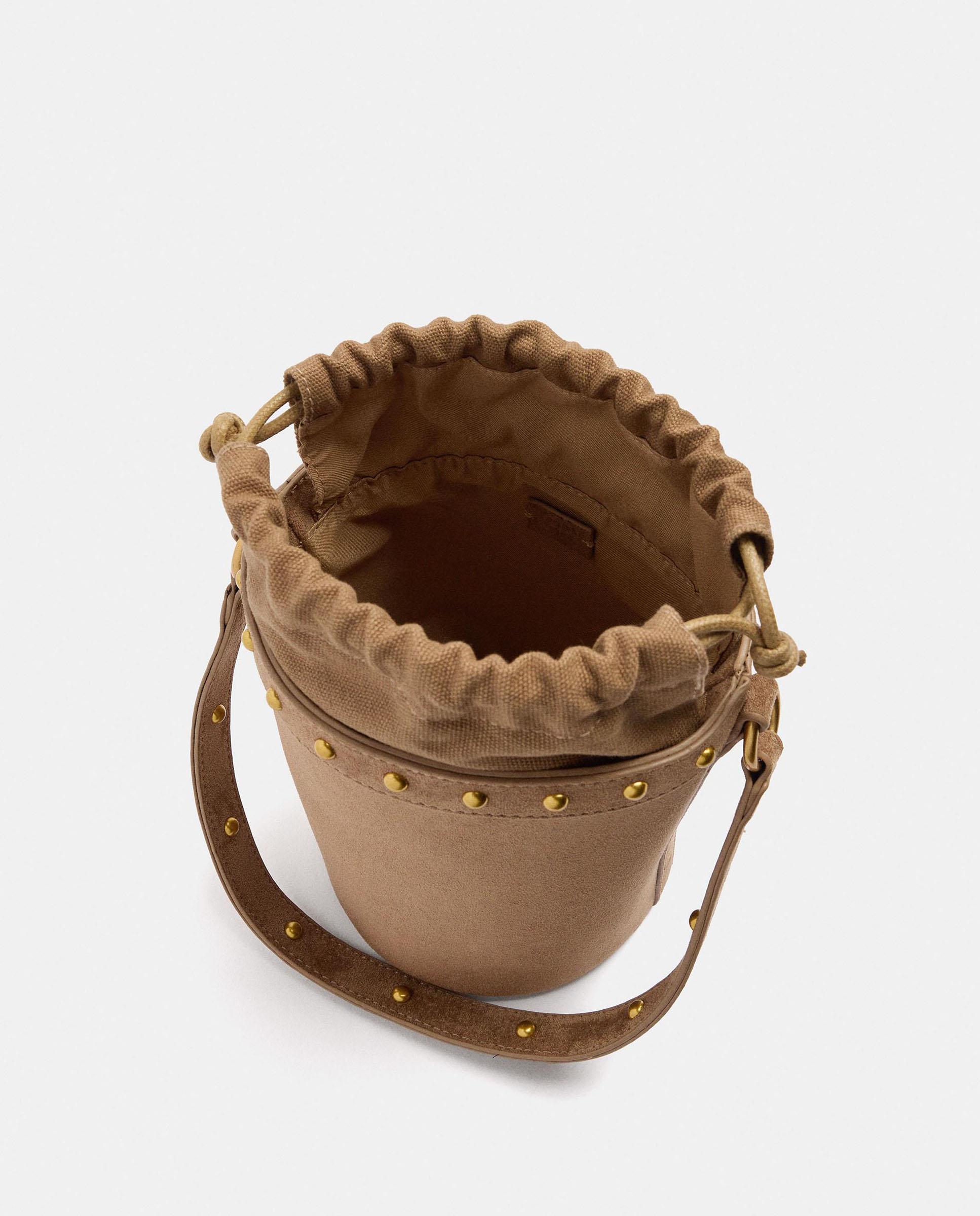 Bolso de hombro estilo cubo con tachuelas y cierre de cuerda - Parfois - Marrón claro Marrón claro-4