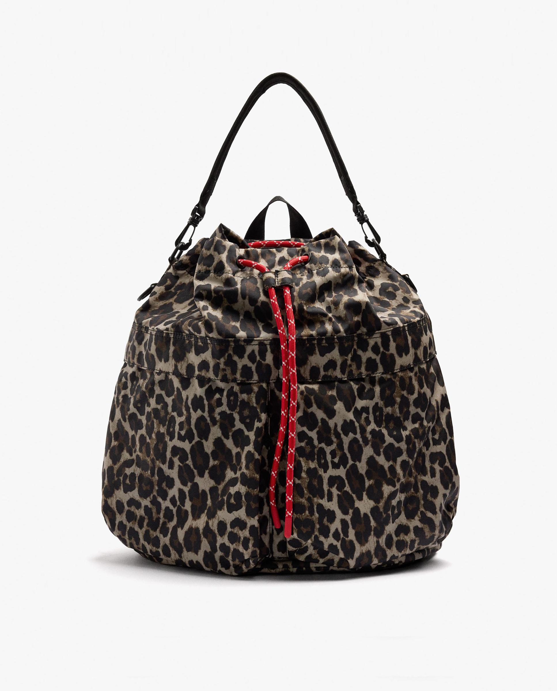 Imagen 0 de Mochila de mujer con cierre de cuerda y estampado animal print Marrón
