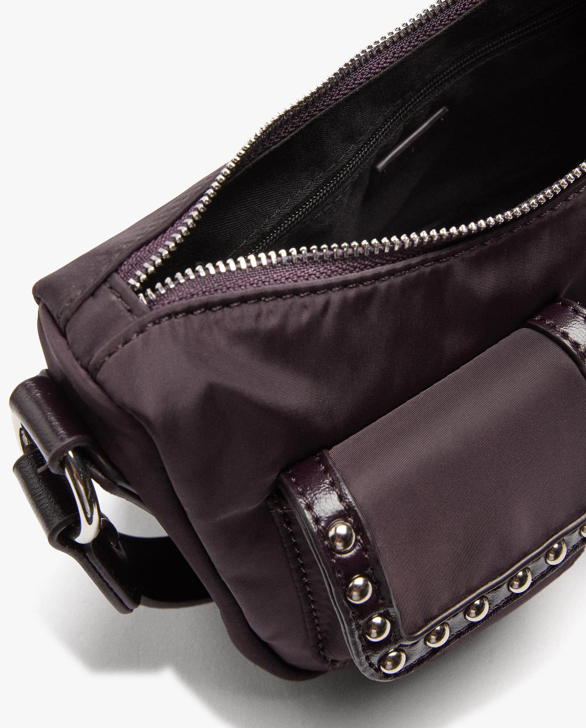 Bolso de hombro con cierre de cremallera y tachuelas con bolsillos decorativos - Parfois - Burdeos Burdeos-4