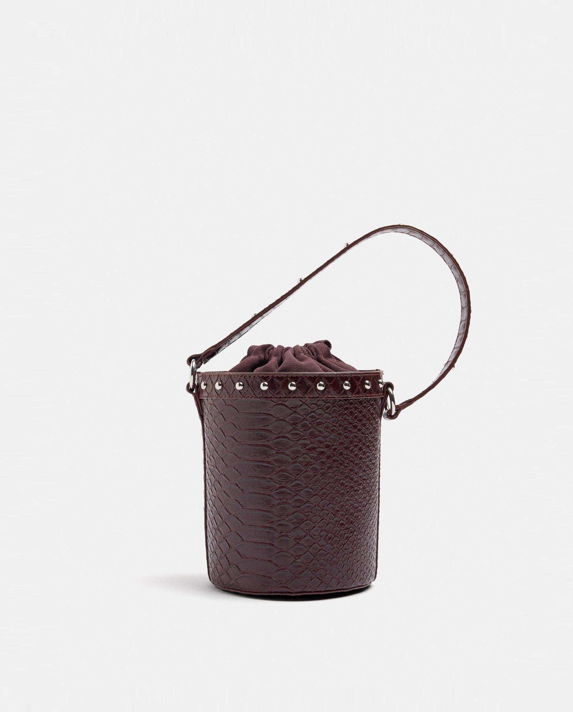 Bolso de hombro estilo cubo con tachuelas y cierre de cuerda - Parfois - Marrón oscuro Marrón oscuro-1